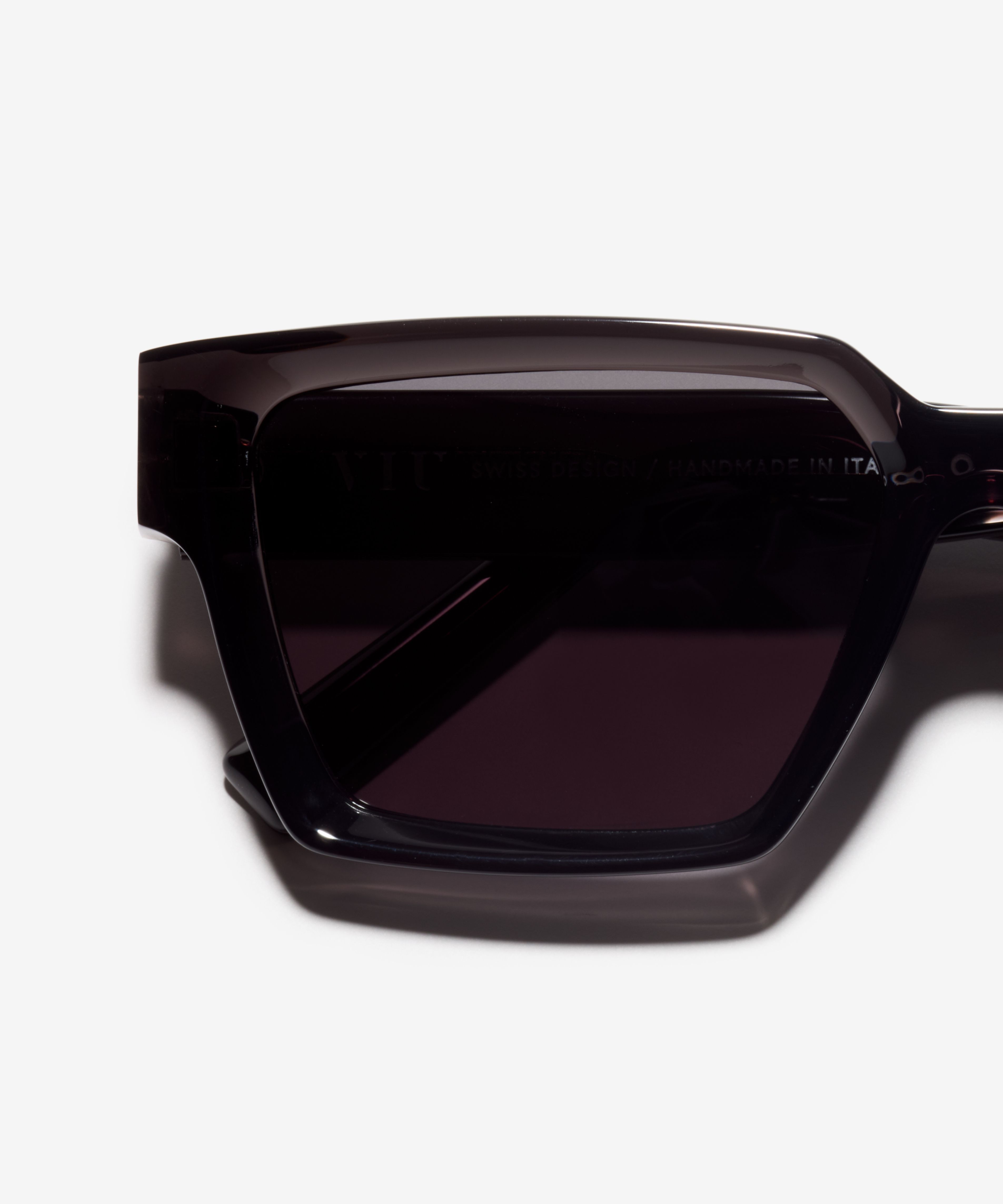 Detail image of the sunglasses The Savage in colour Black Transparent and size Wide