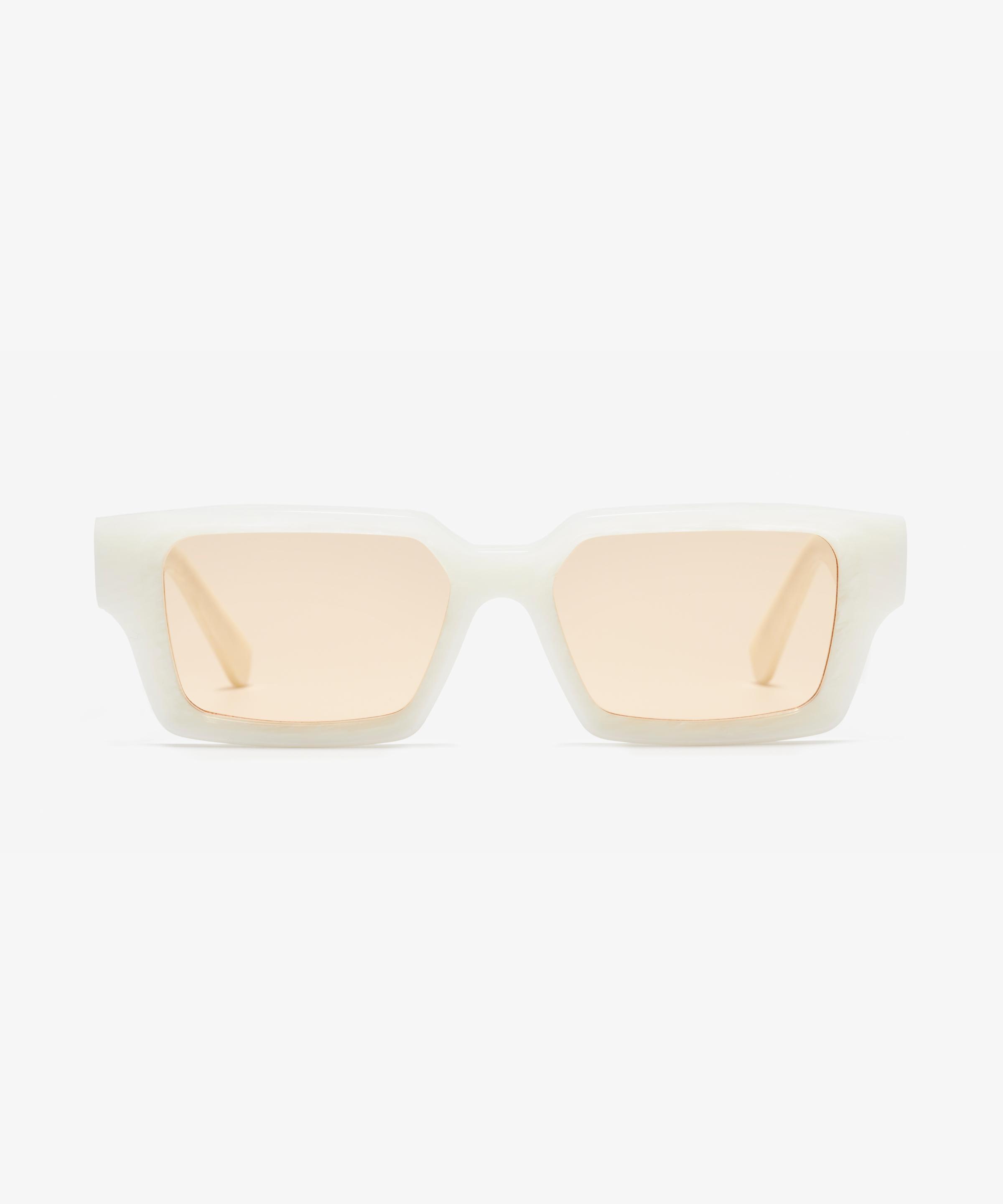 Front-Bild der Sonnenbrille The Rogue in Farbe Pearl Stone und Größe Breit