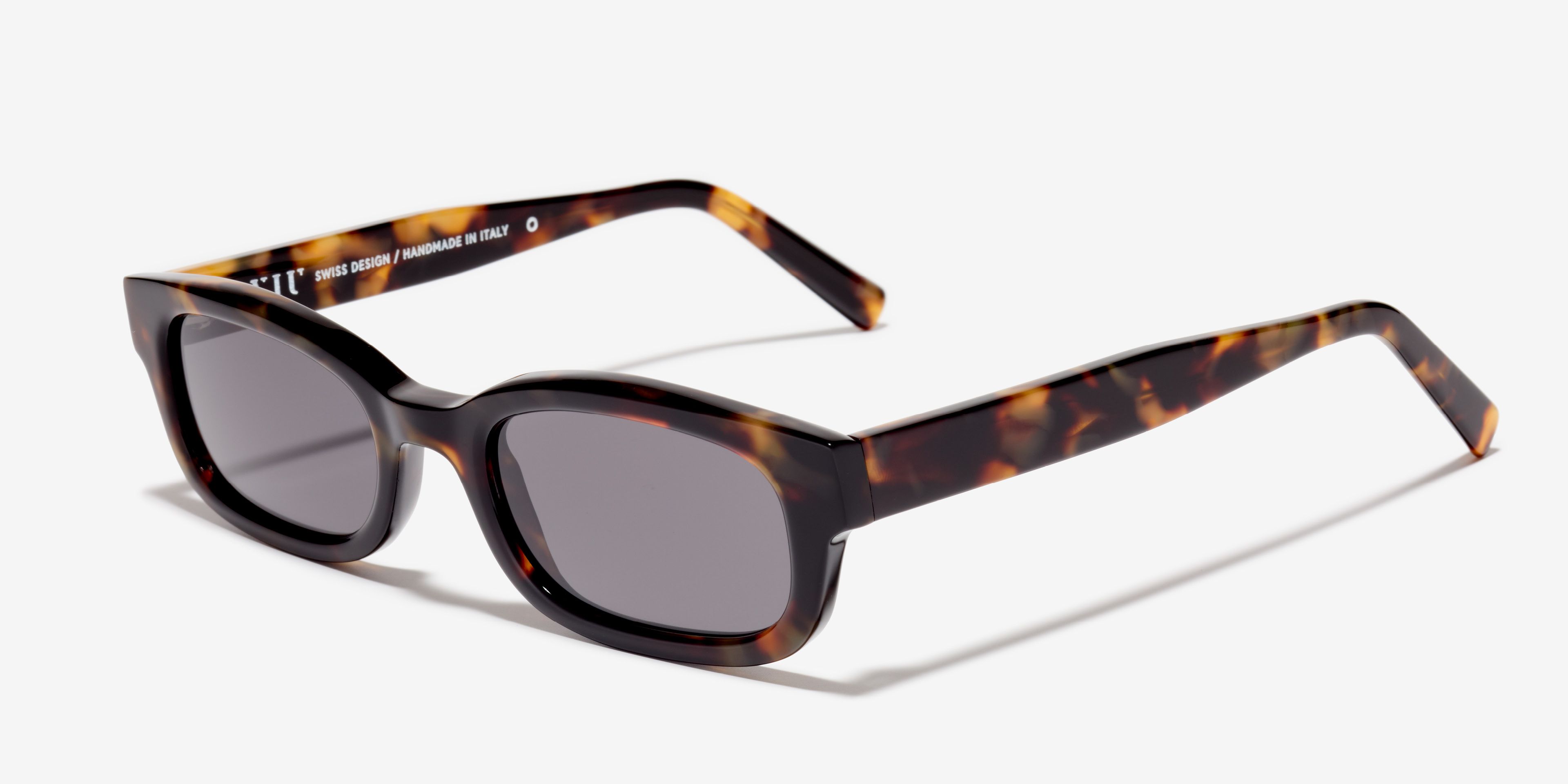 Angle image of the sunglasses The Shameless in colour Amber Tortoise and size Wide