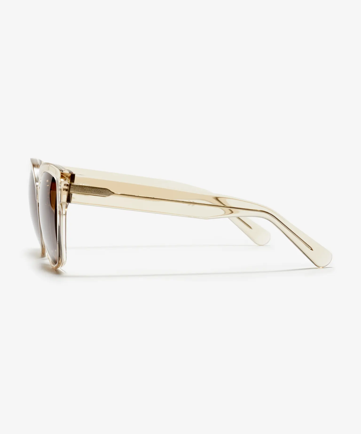 Side image of the sunglasses The Royal in colour Chardonnay and size Wide