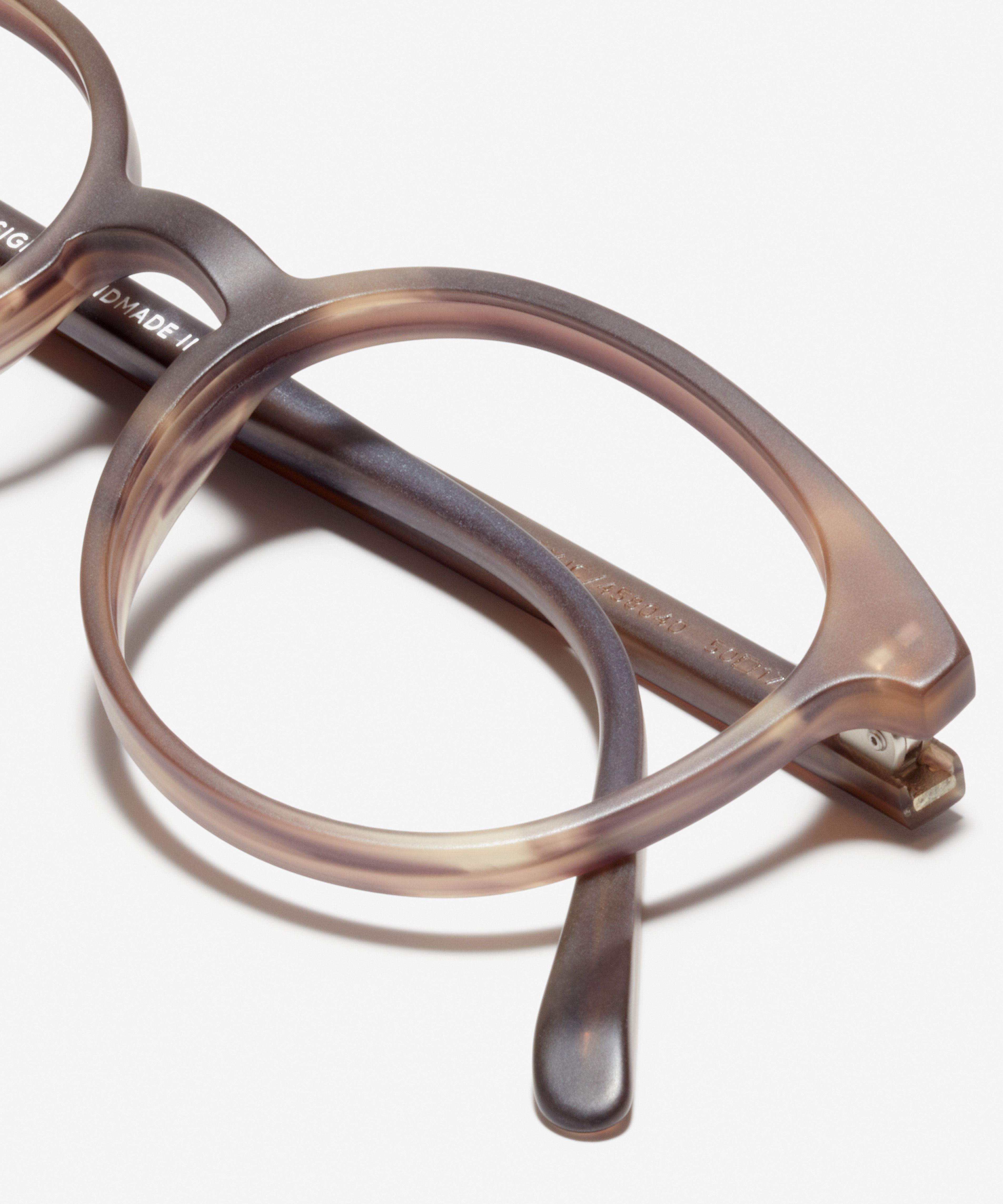 Detail-Bild der Brille The Academic in Farbe Horn Brown und Größe Schmal