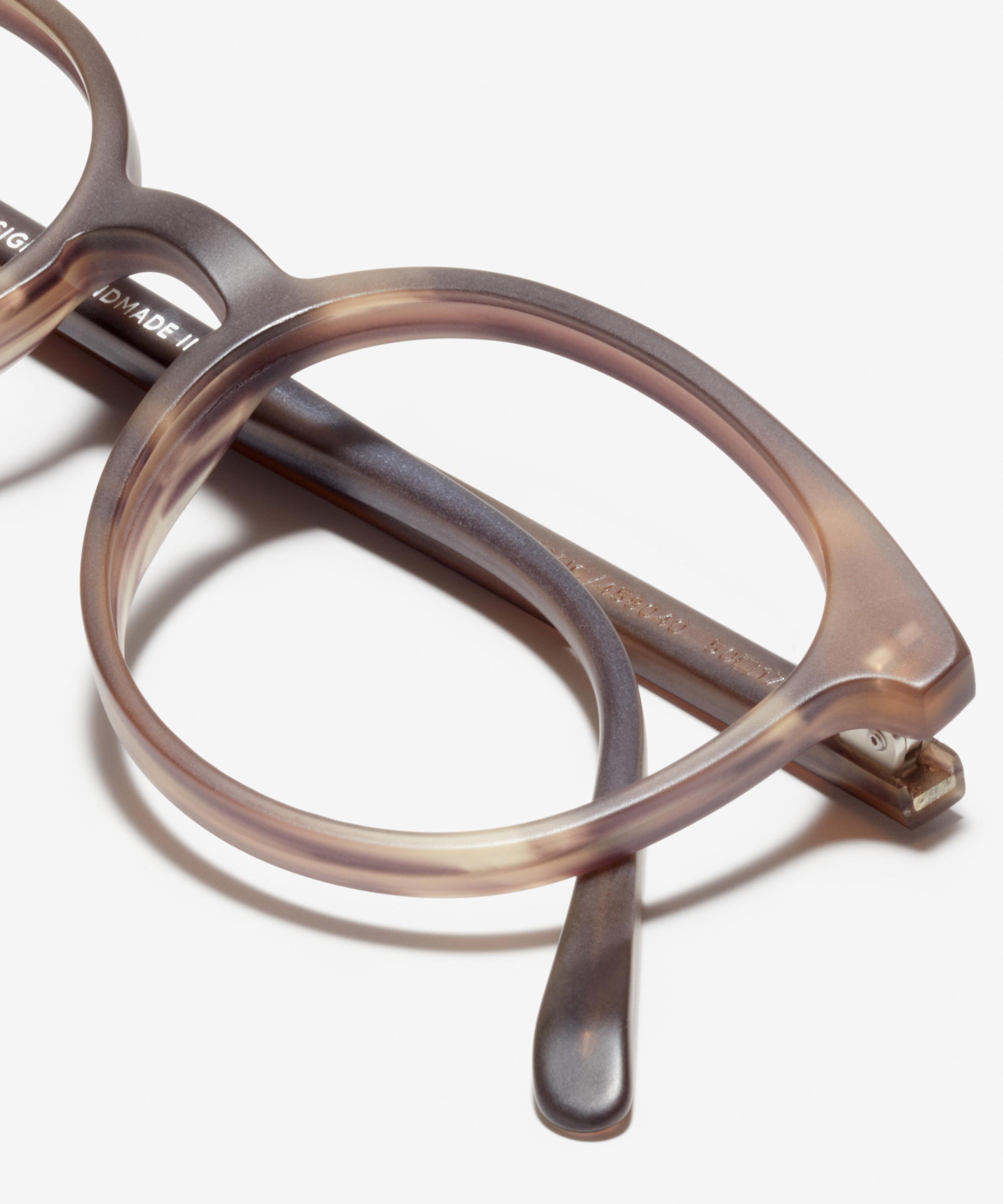 Detail-Bild der Brille The Academic in Farbe Horn Brown und Größe Schmal