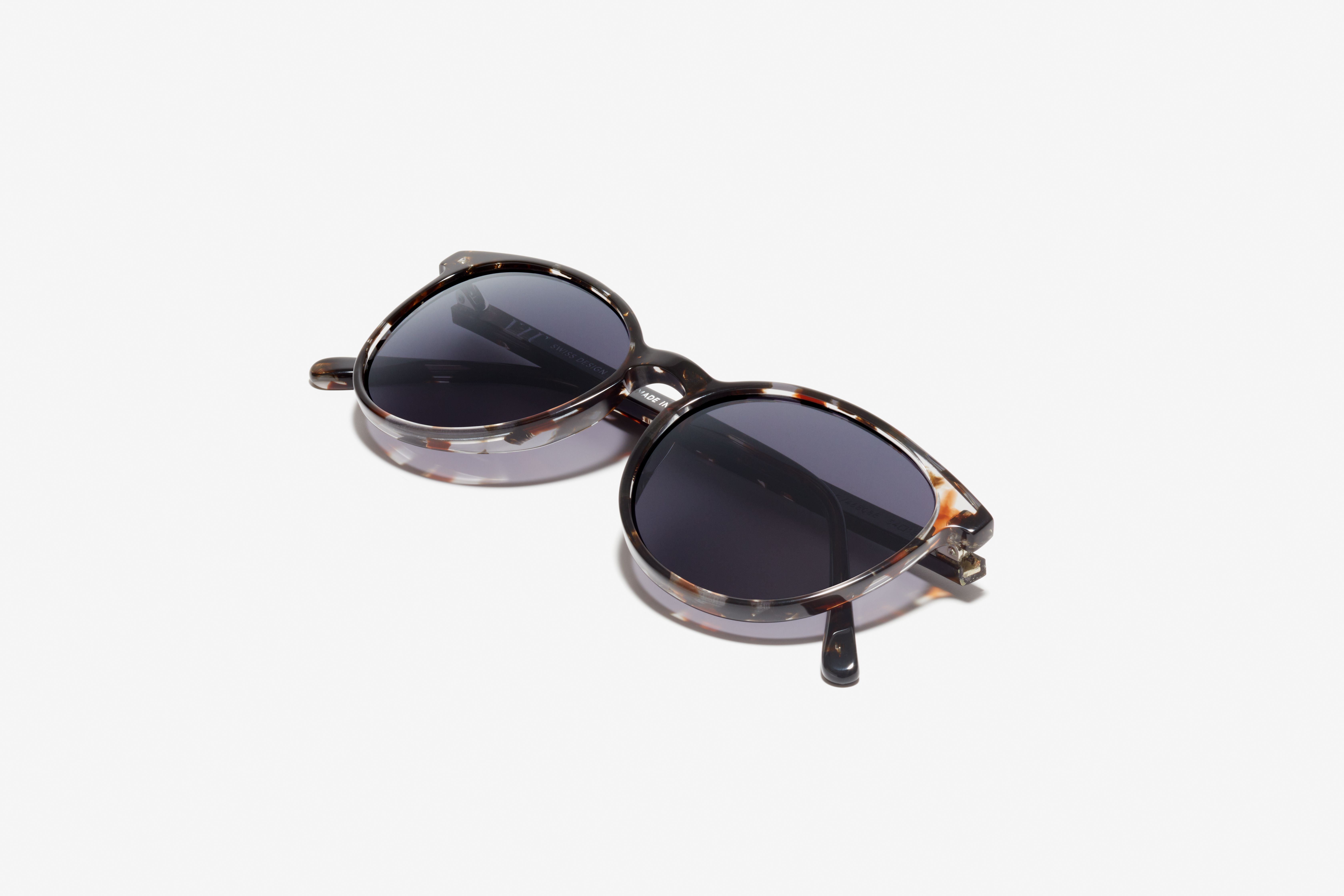 Front-Bild der Sonnenbrille The Caring in Farbe Berry Havana und Größe Mittel