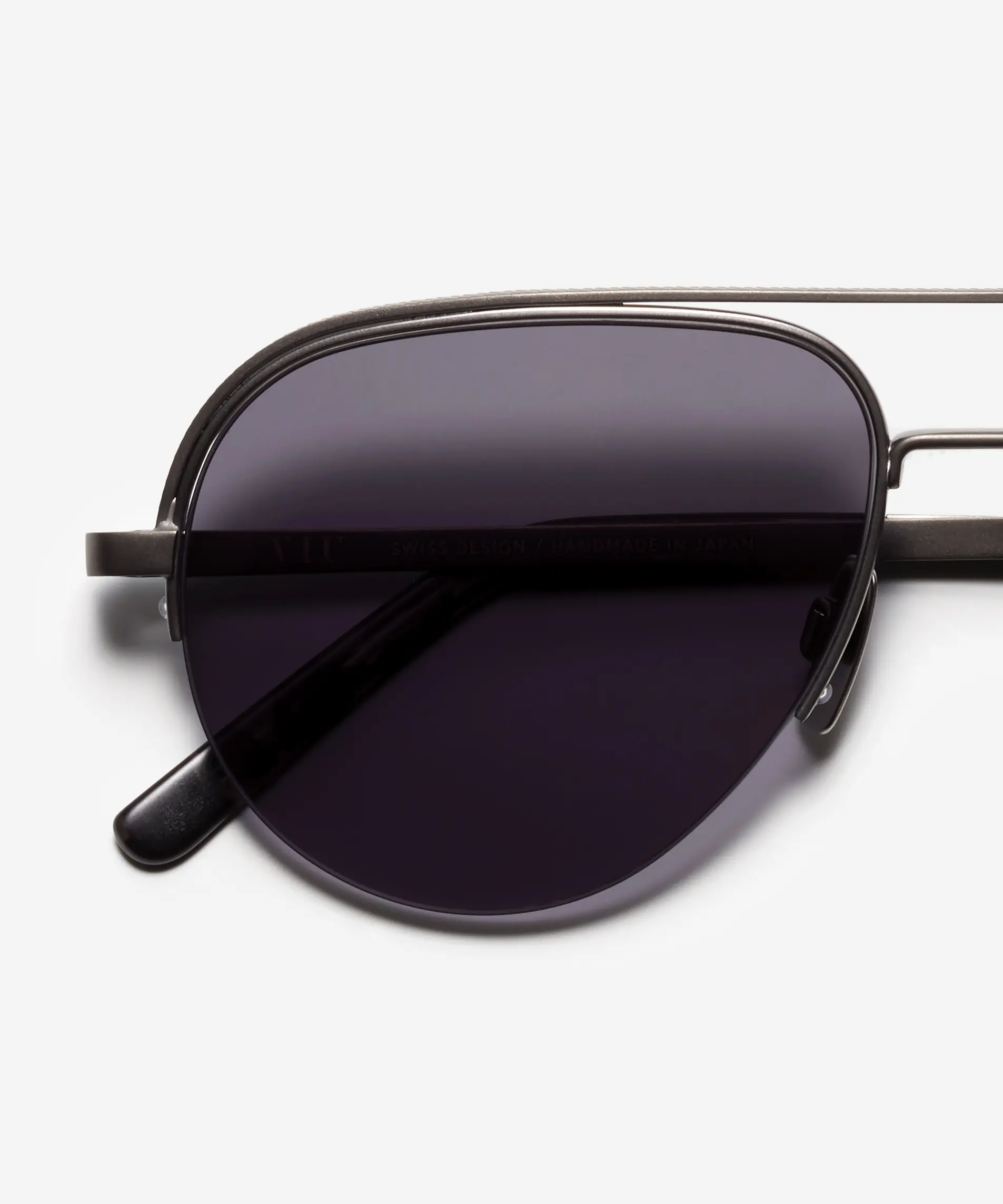 Detail image of the sunglasses The Nomad in colour Gunmetal and size Wide