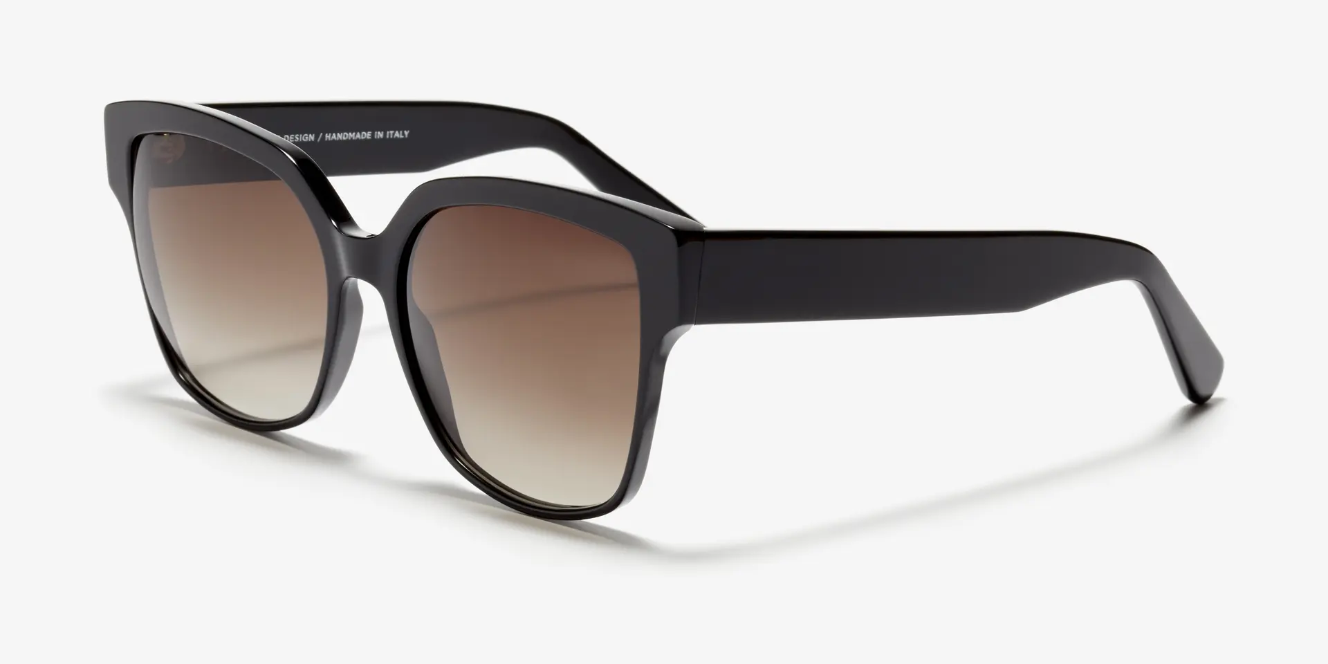 Angle image of the sunglasses The Royal in colour Black and size Wide