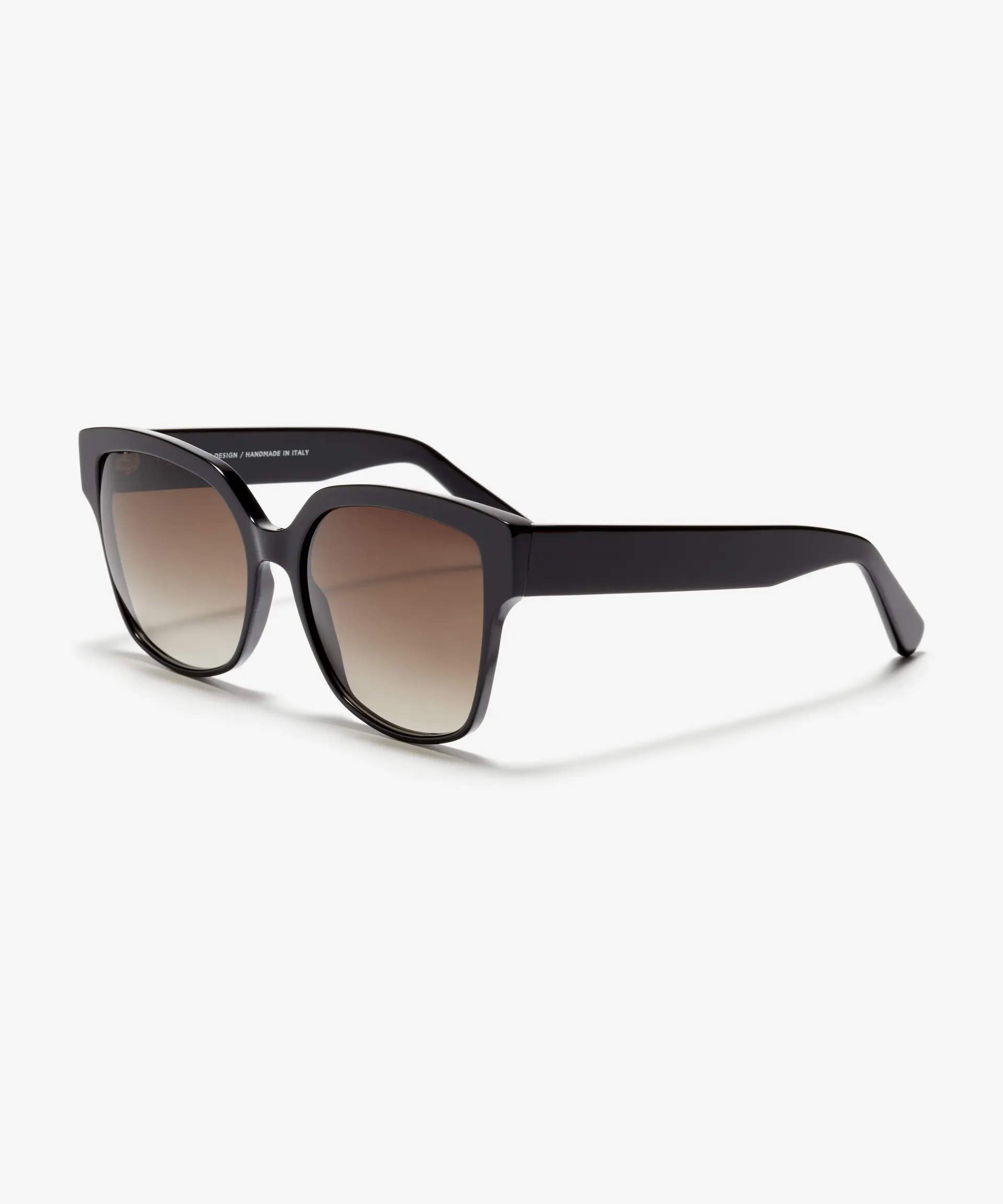 Angle image of the sunglasses The Royal in colour Black and size Wide