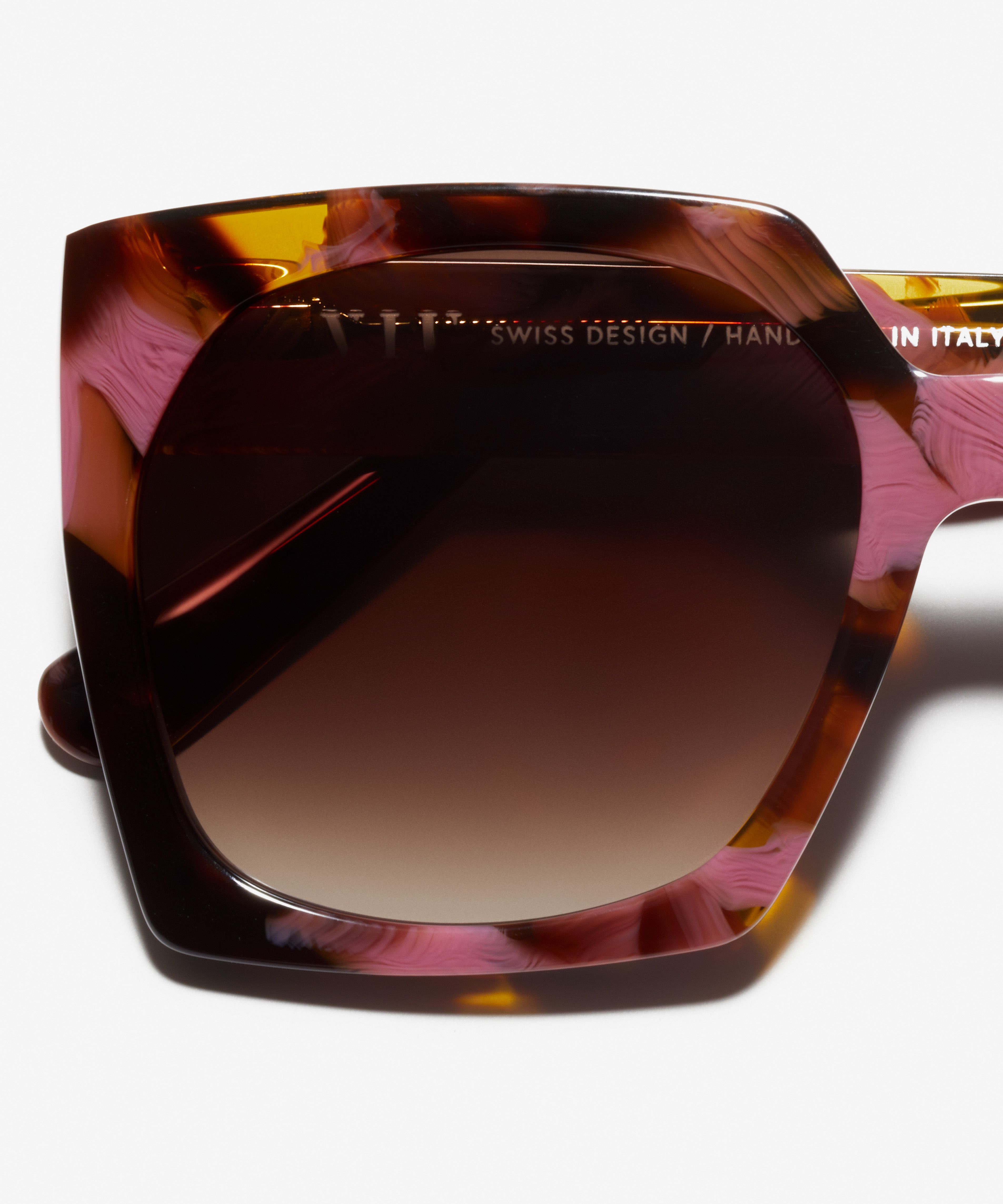 Detail image of the sunglasses The Daring in colour Plum Tortoise and size Medium
