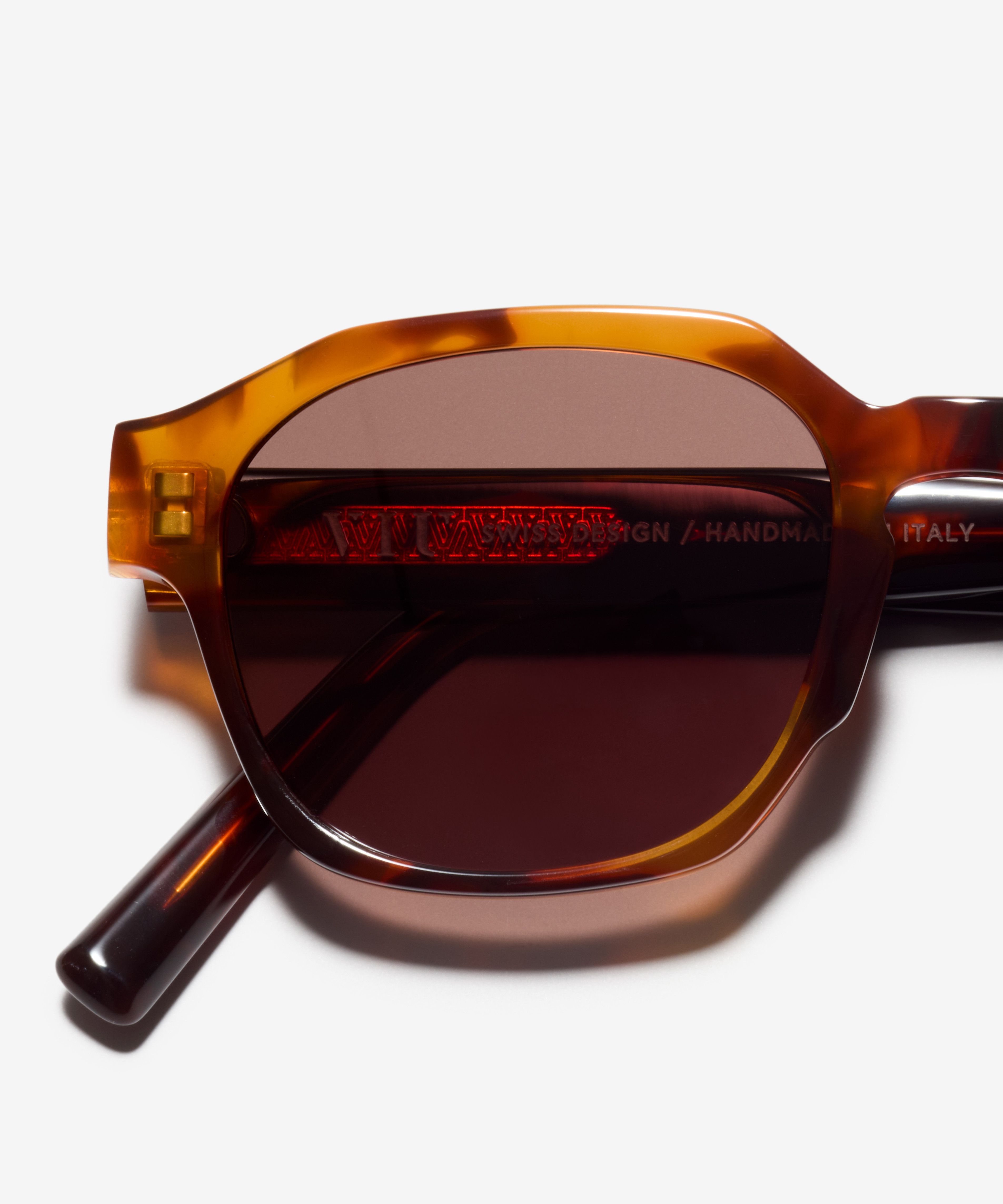 Detail image of the sunglasses The Authentic in colour Wood Havana and size Medium