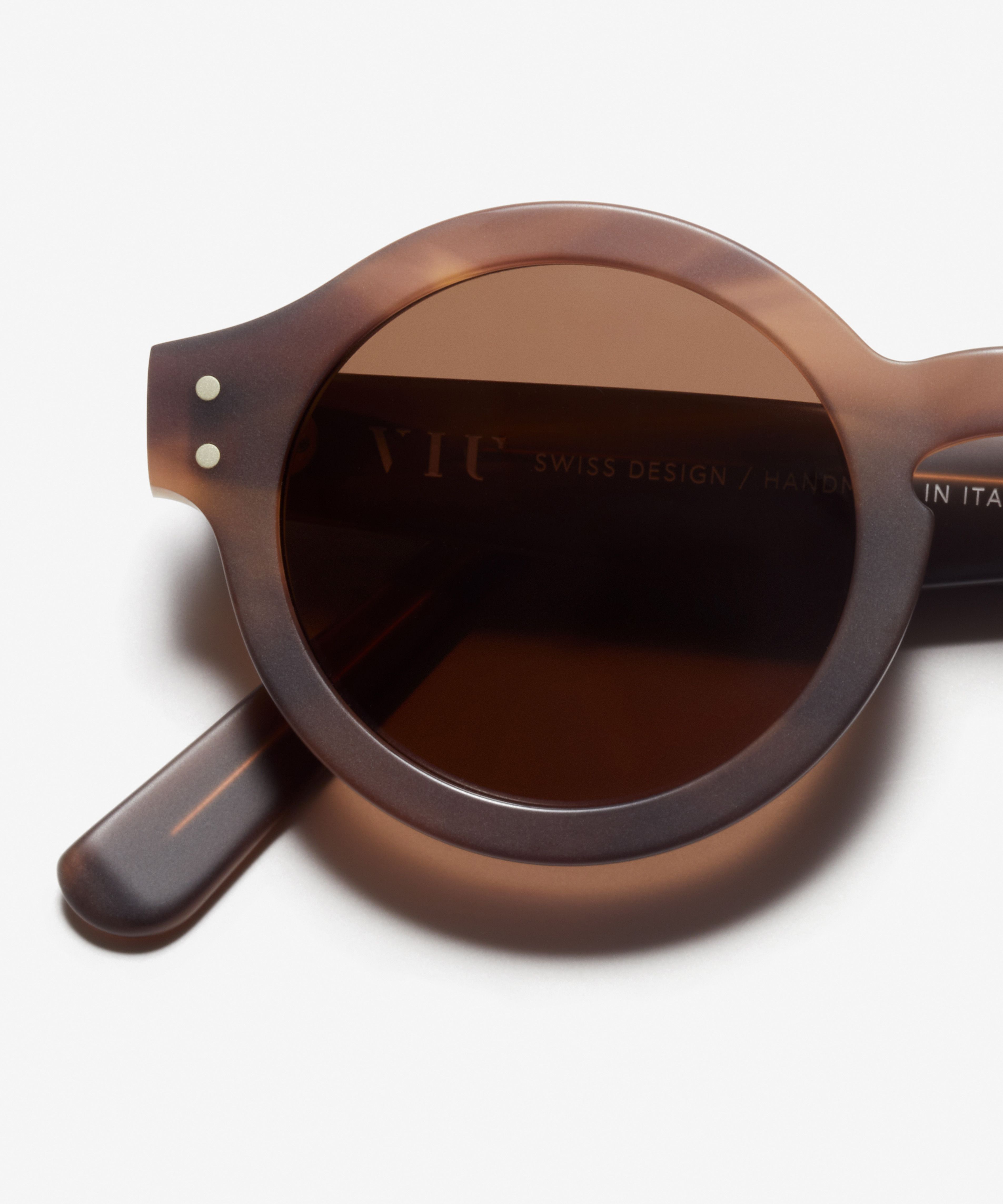 Detail-Bild der Sonnenbrille The Literary in Farbe Horn Brown und Größe Mittel