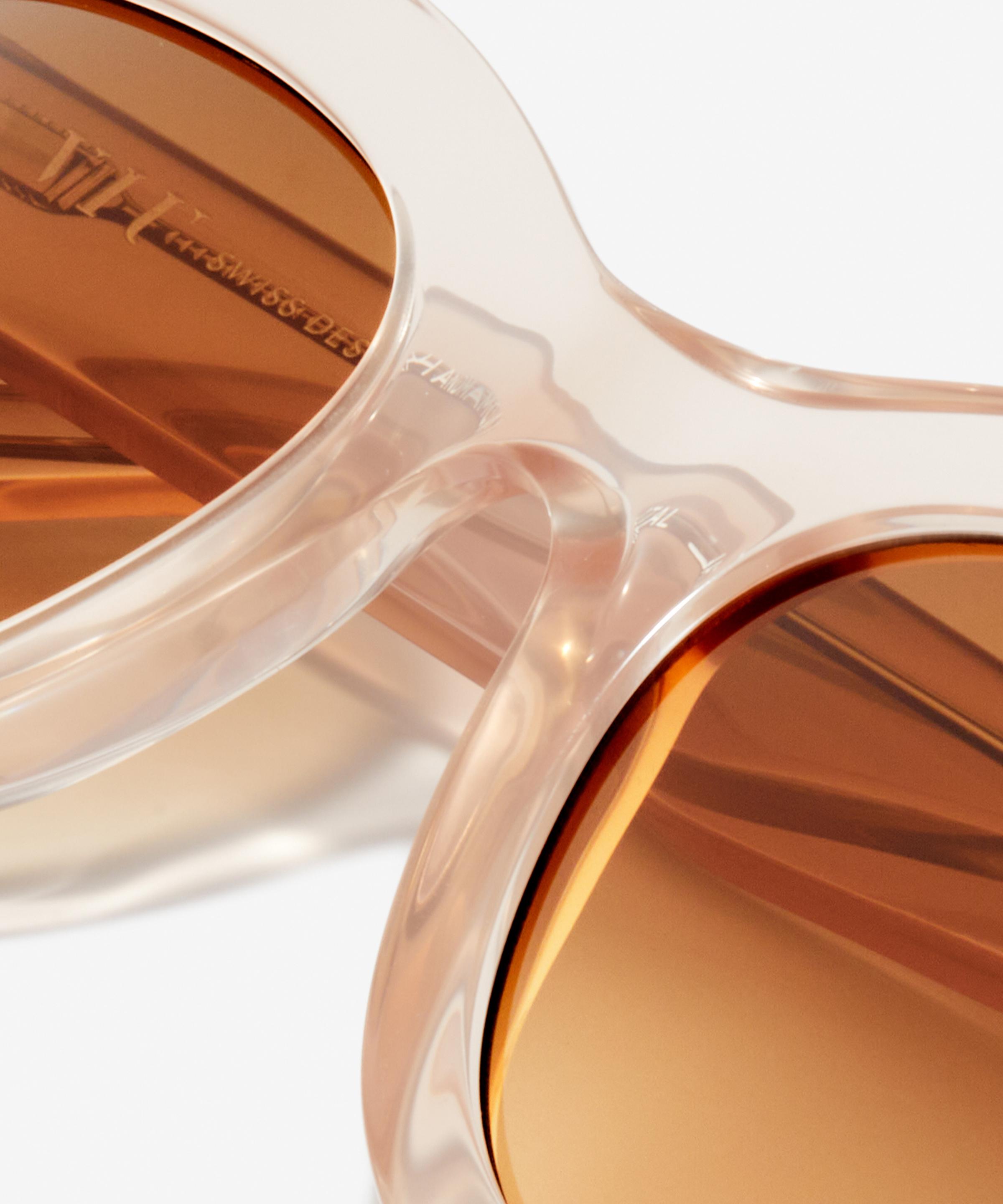 Detail-Bild der Sonnenbrille The Mysterious in Farbe Pink Chardonnay und Größe Breit