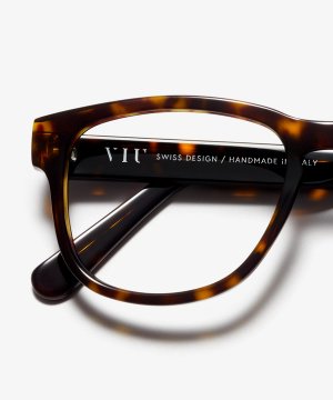 Detail image of the frame The Persuasive in colour Dark Havana and size Wide