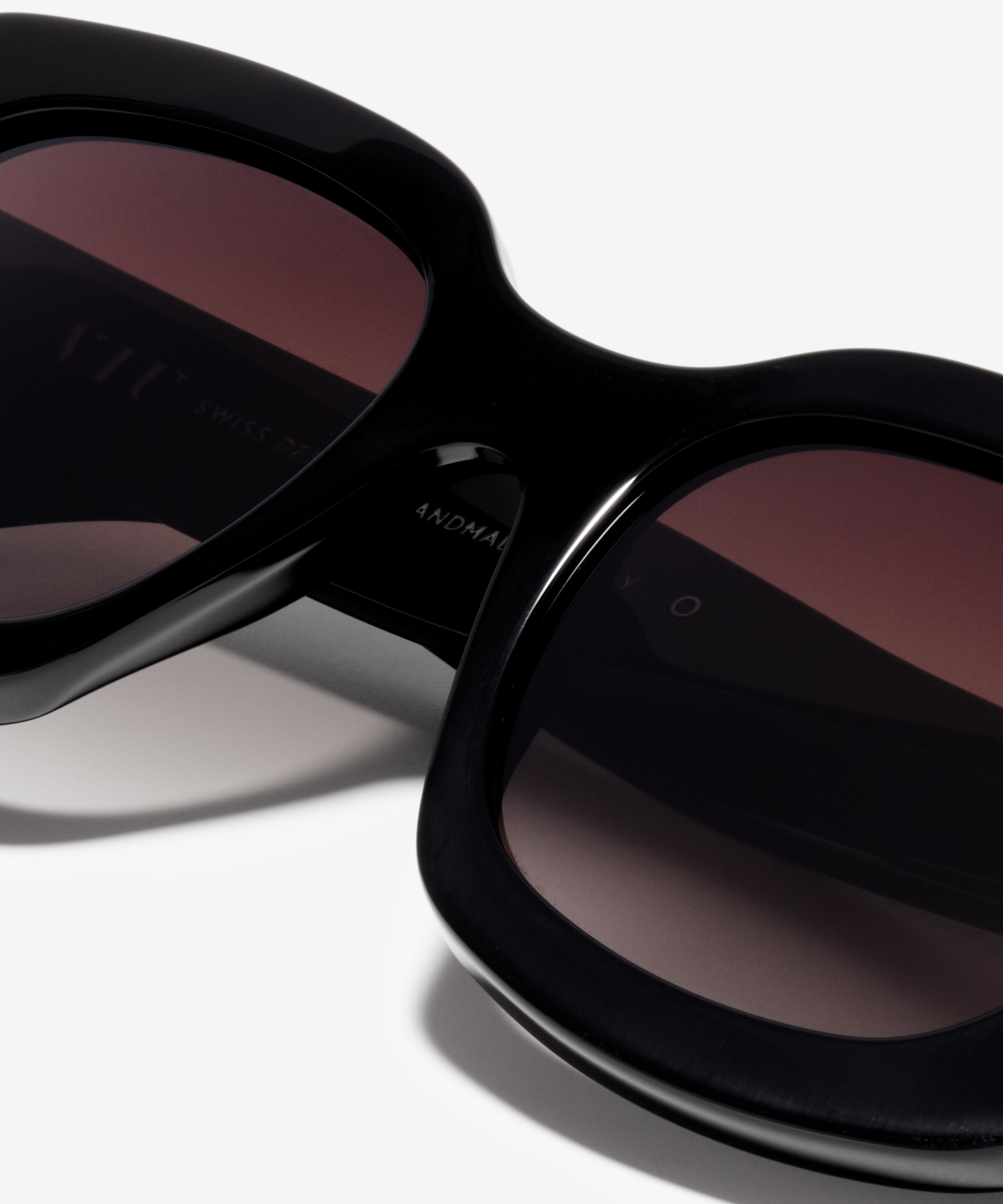 Detail-Bild der Sonnenbrille The Lover in Farbe Black und Größe Breit