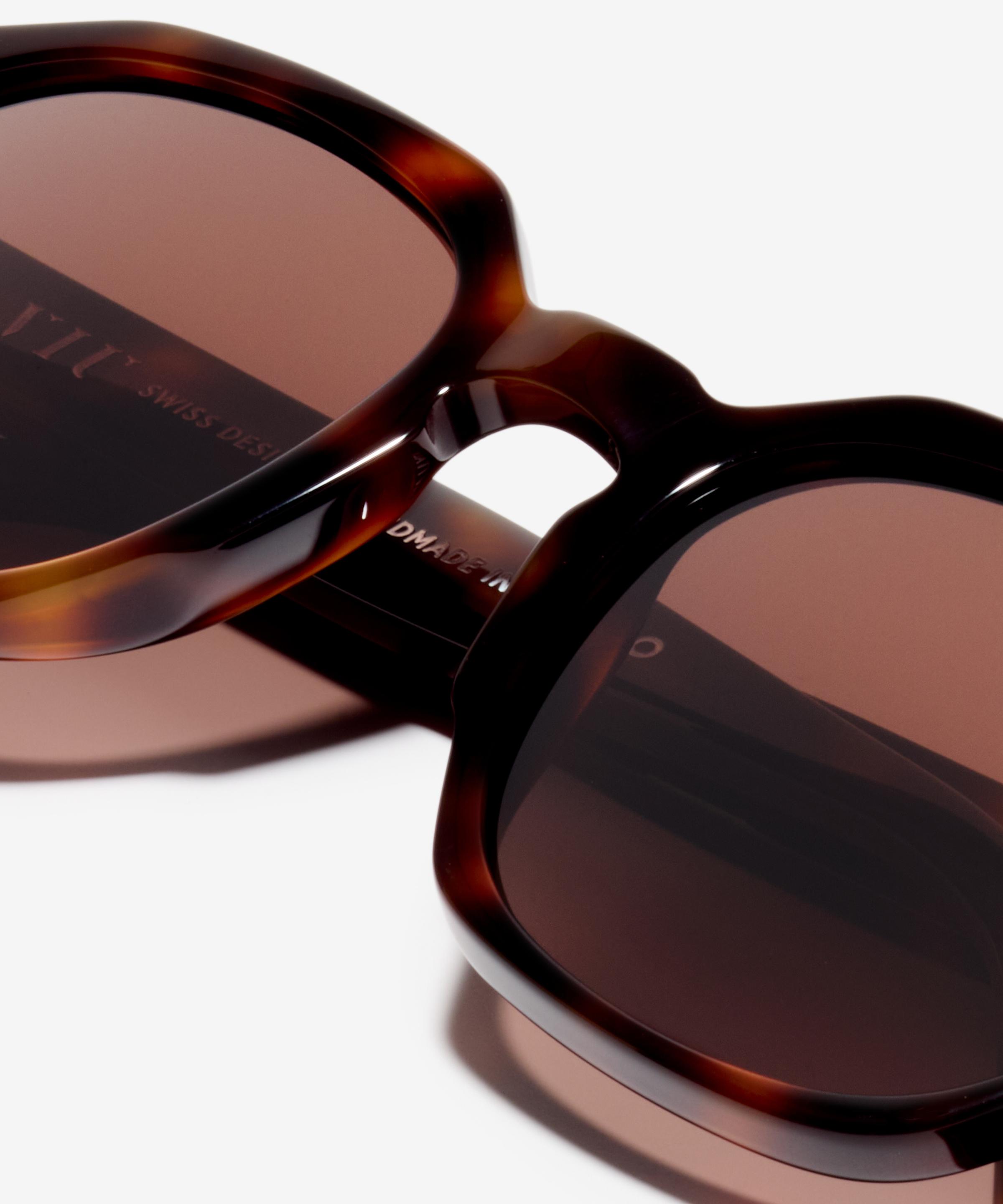 Detail image of the sunglasses The Authentic in colour Cherrywood and size Medium