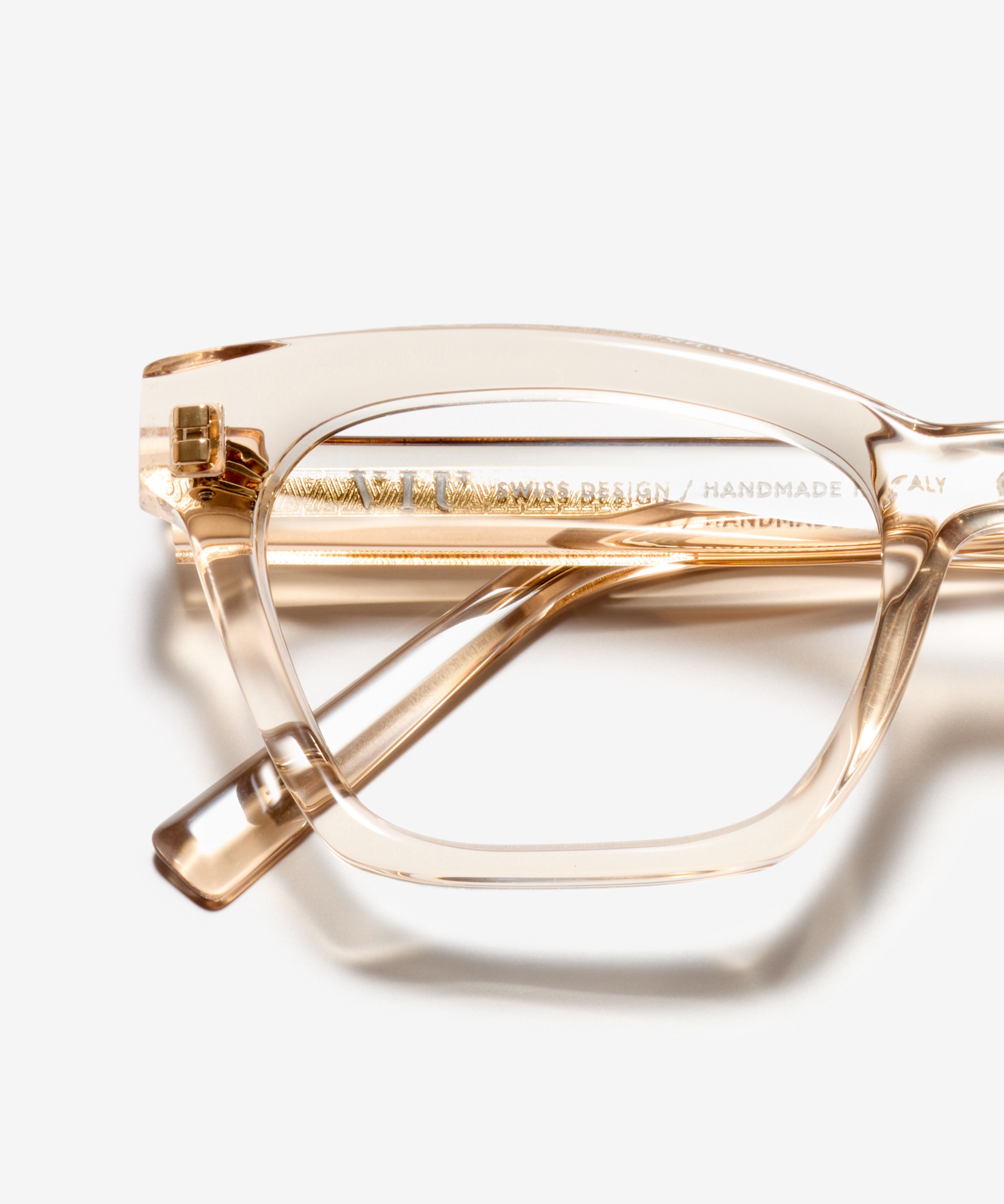 Detail image of the frame The Shade in colour Chardonnay and size Wide