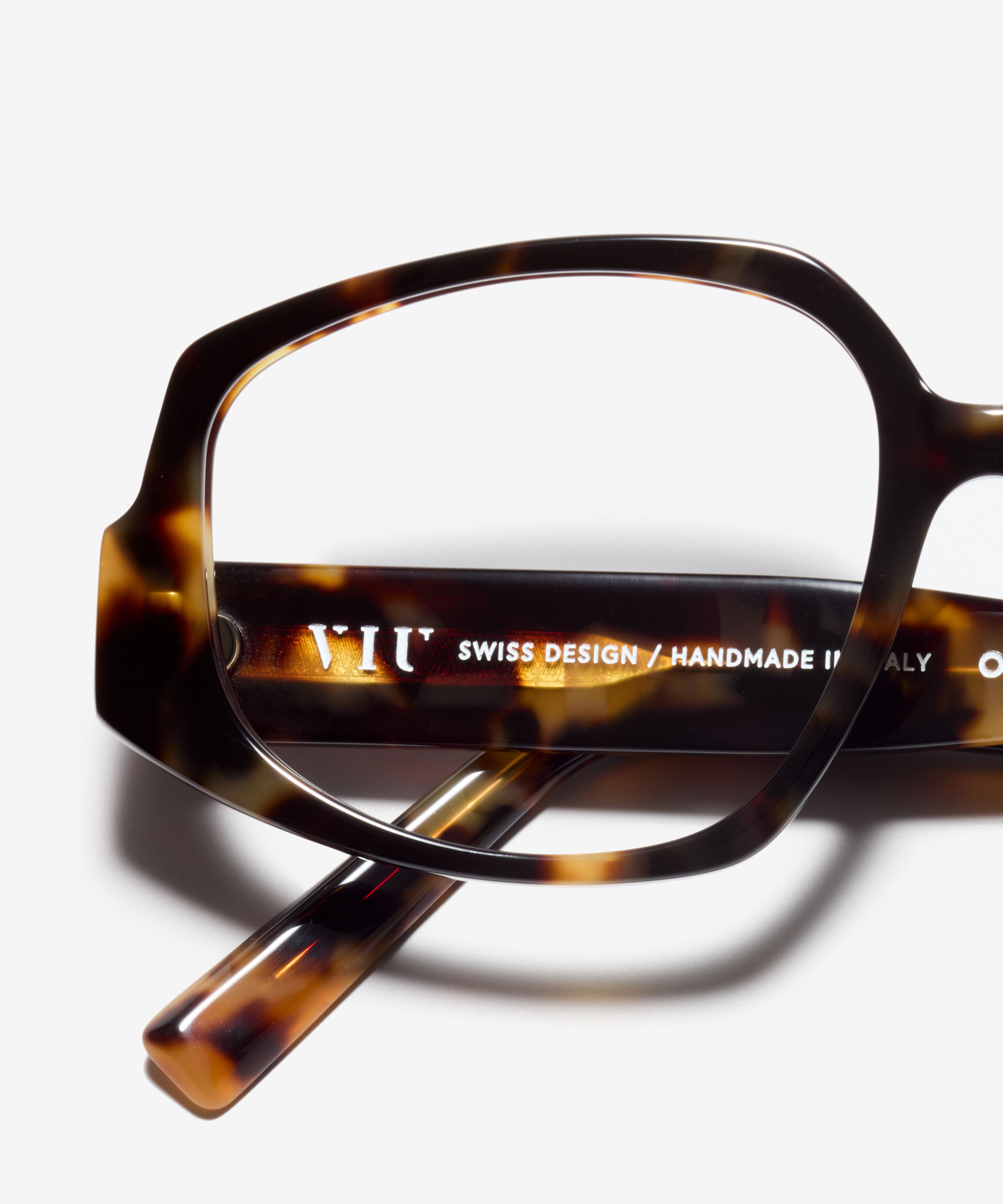 Detail image of the frame The Ecstatic in colour Amber Tortoise and size Wide