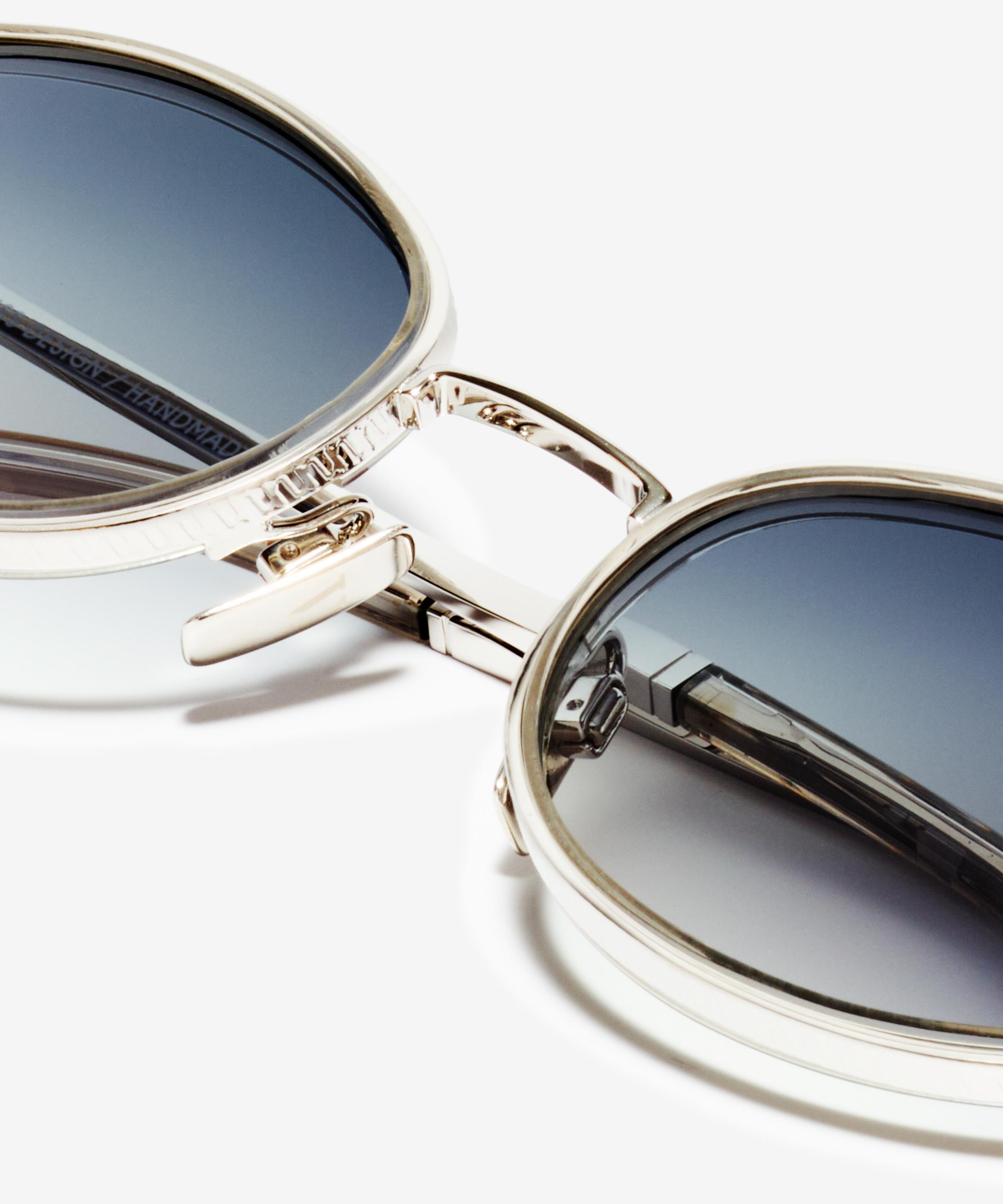 Detail-Bild der Sonnenbrille The Icon Ace in Farbe Silver und Grösse Mittel