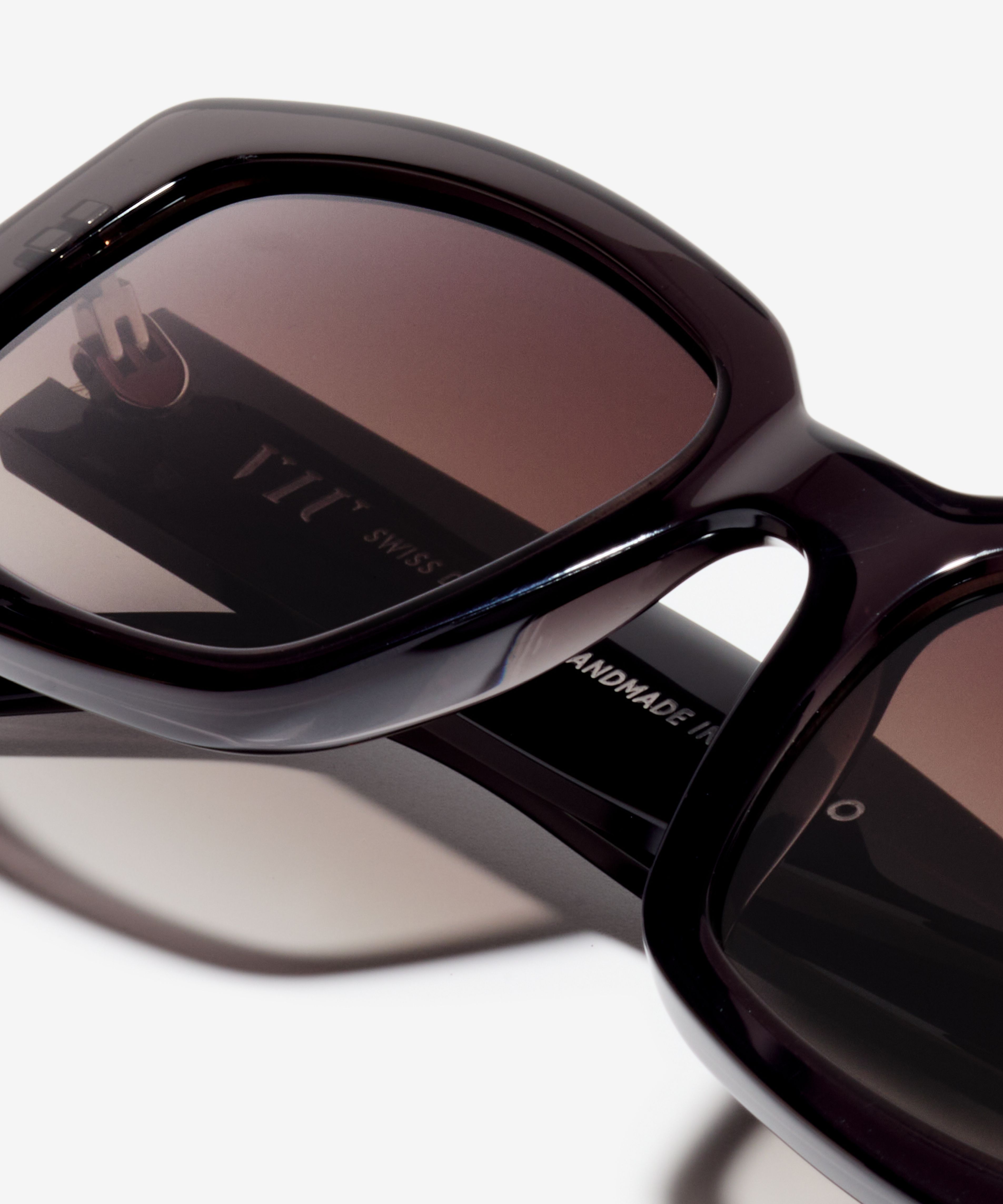 Detail-Bild der Sonnenbrille The Premiere in Farbe Black Transparent und Größe Breit