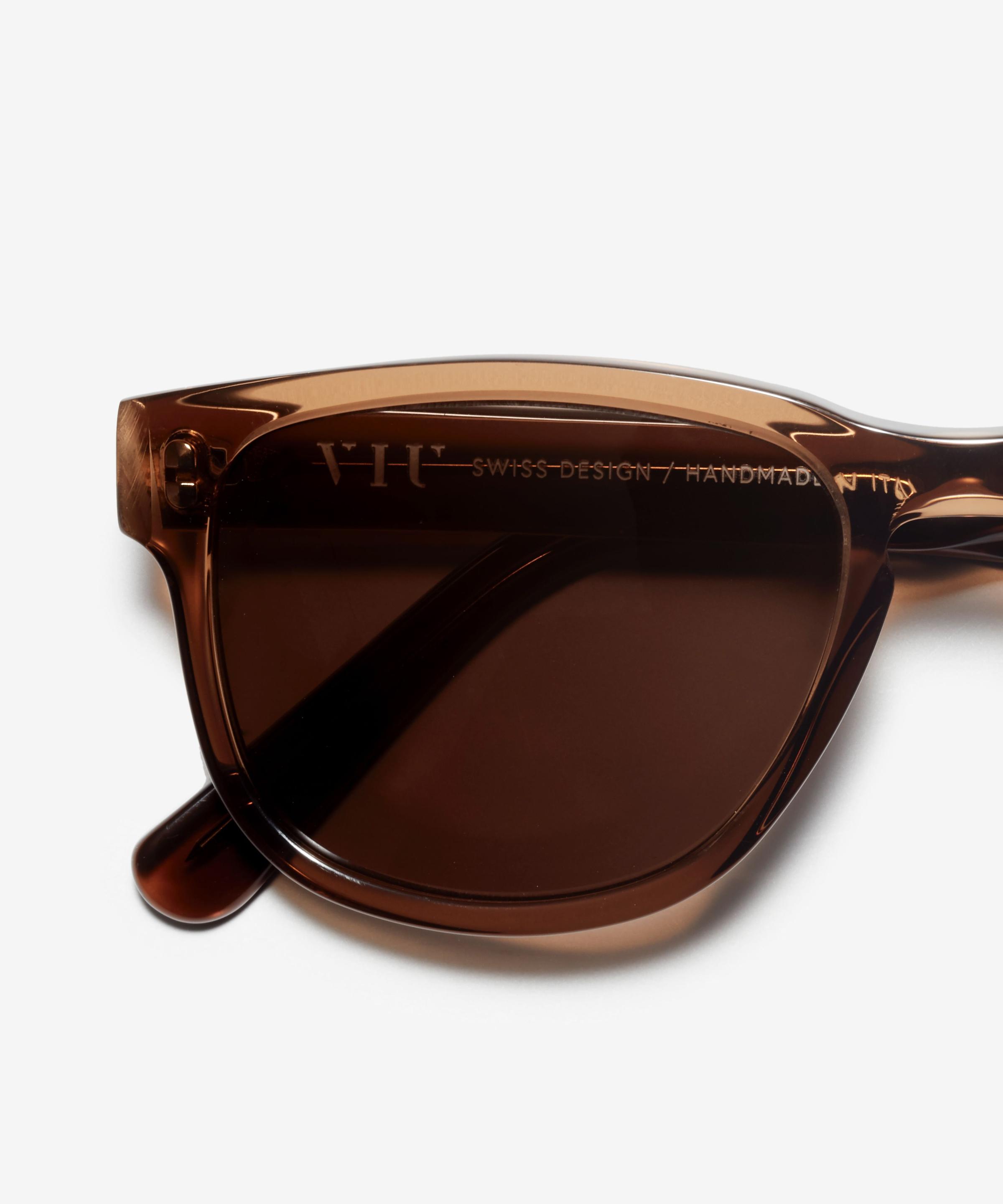Detail image of the sunglasses The Persuasive in colour Rust and size Wide