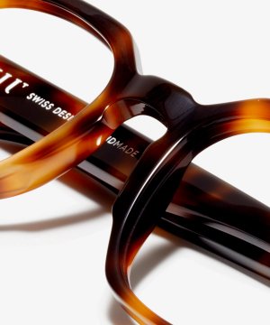 Detail image of the frame The Authentic in colour Cherrywood and size Medium