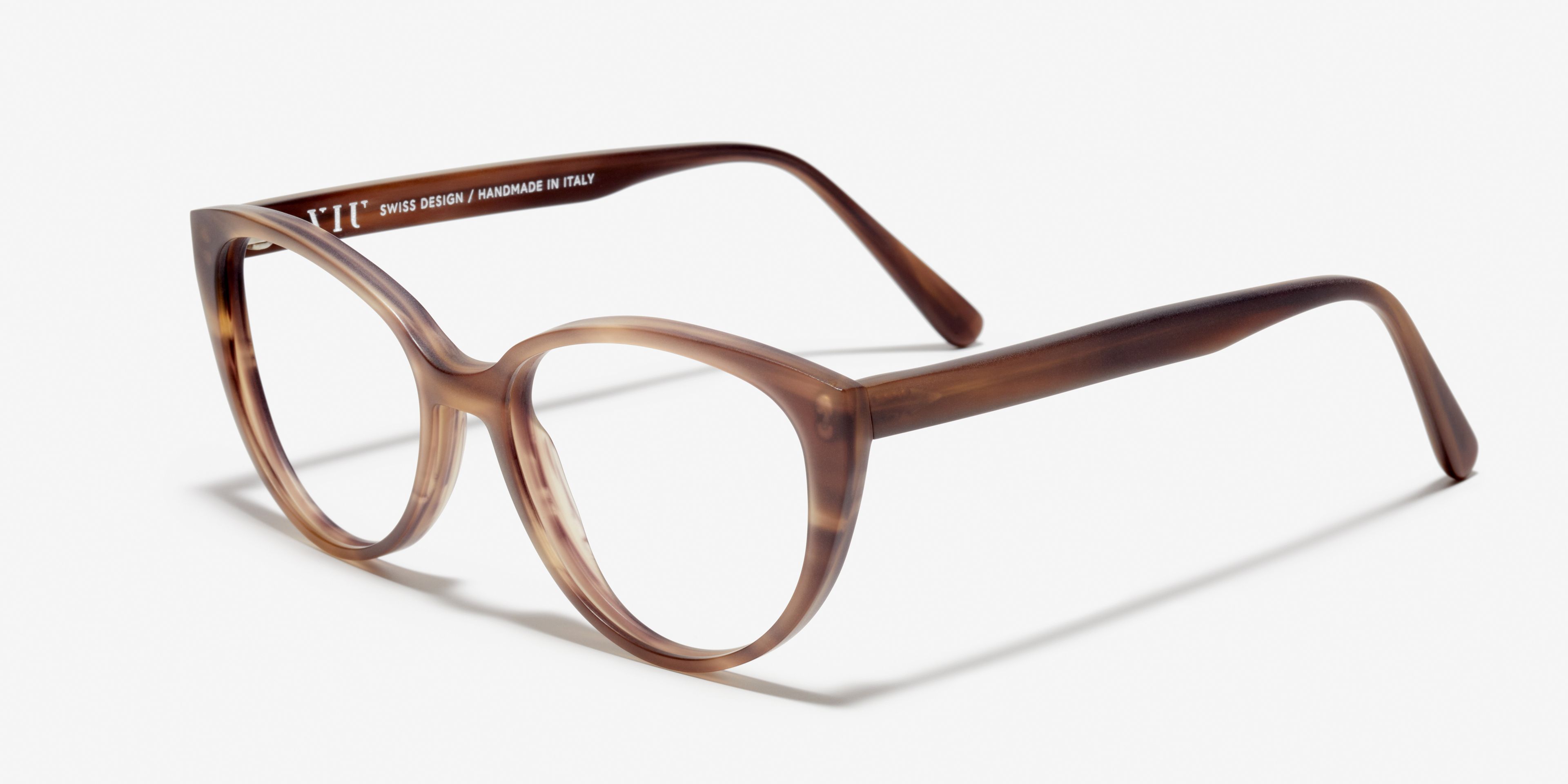 Schräg-Bild der Brille The Cheerful in Farbe Horn Brown und Grösse Schmal