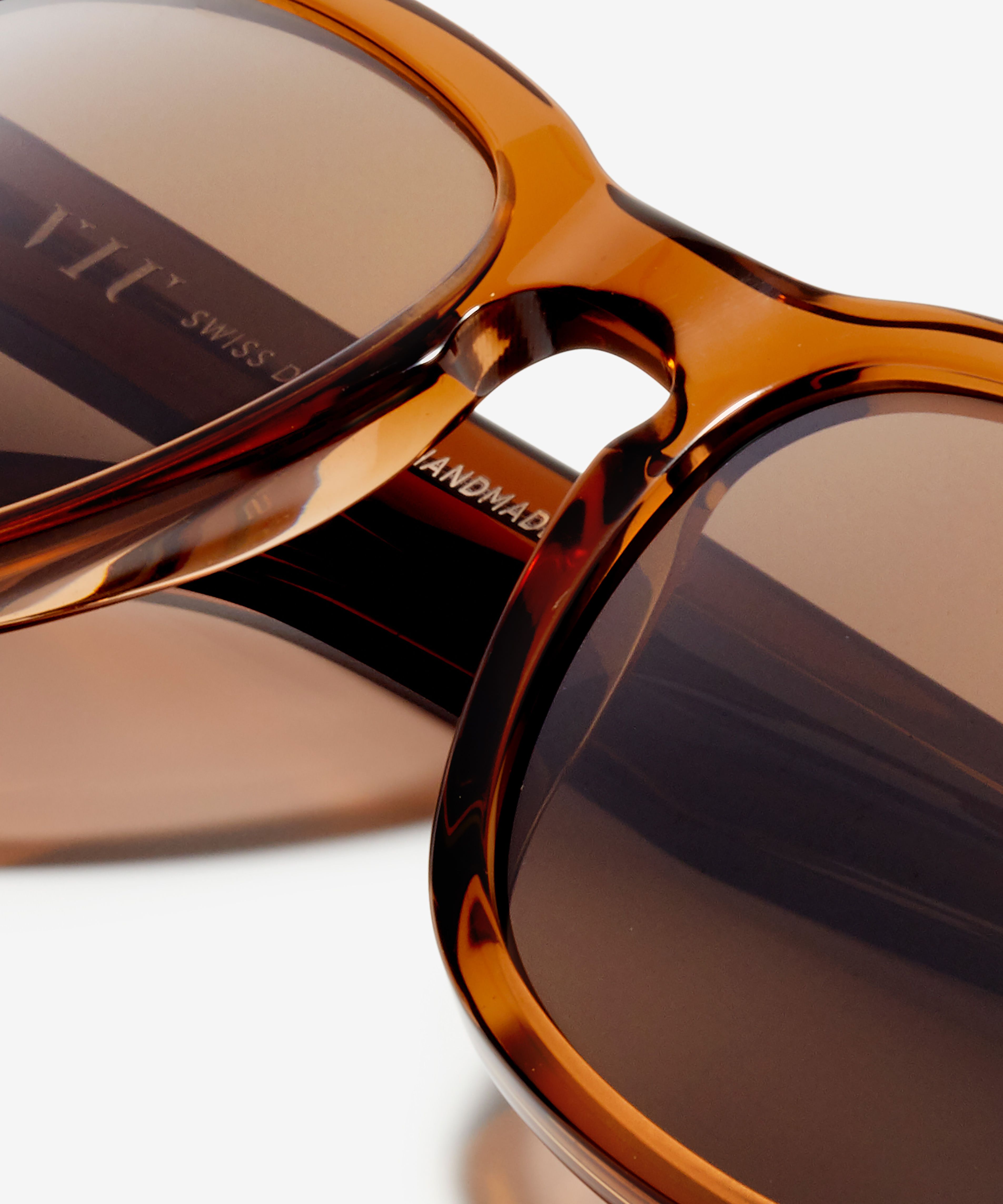 Detail image of the sunglasses The Persuasive in colour Rust and size Wide