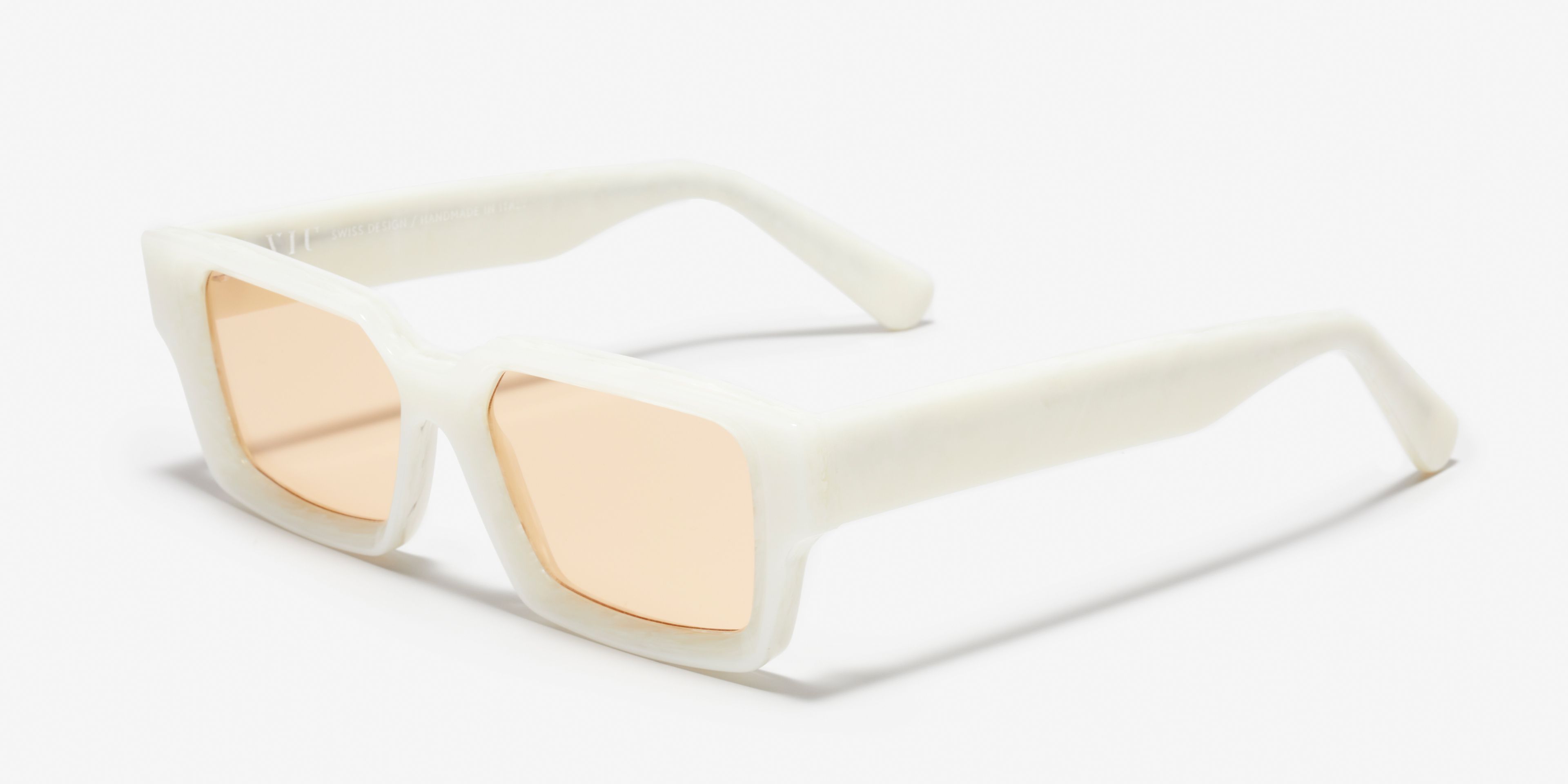 Schräg-Bild der Sonnenbrille The Rogue in Farbe Pearl Stone und Größe Breit