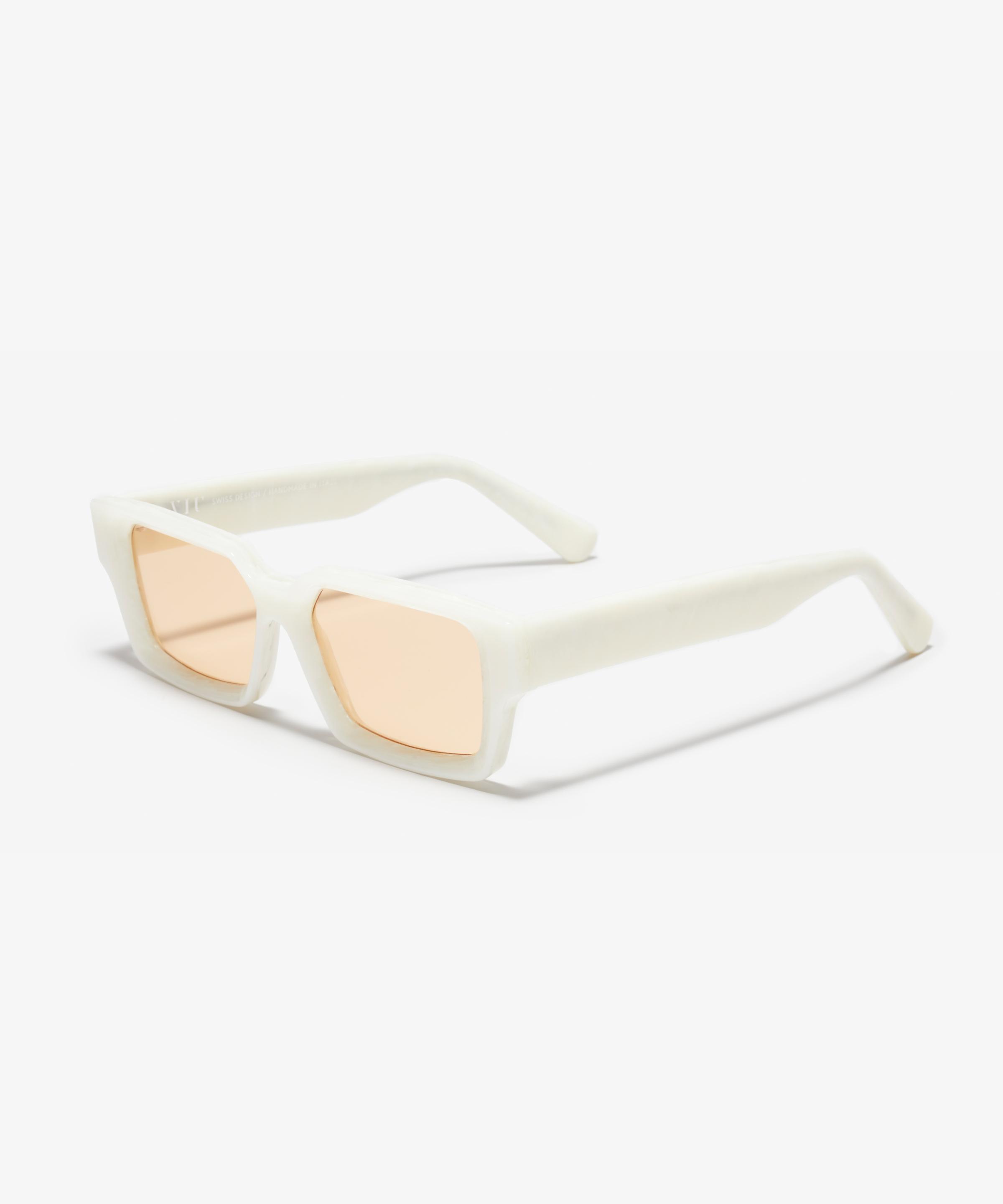 Schräg-Bild der Sonnenbrille The Rogue in Farbe Pearl Stone und Größe Breit