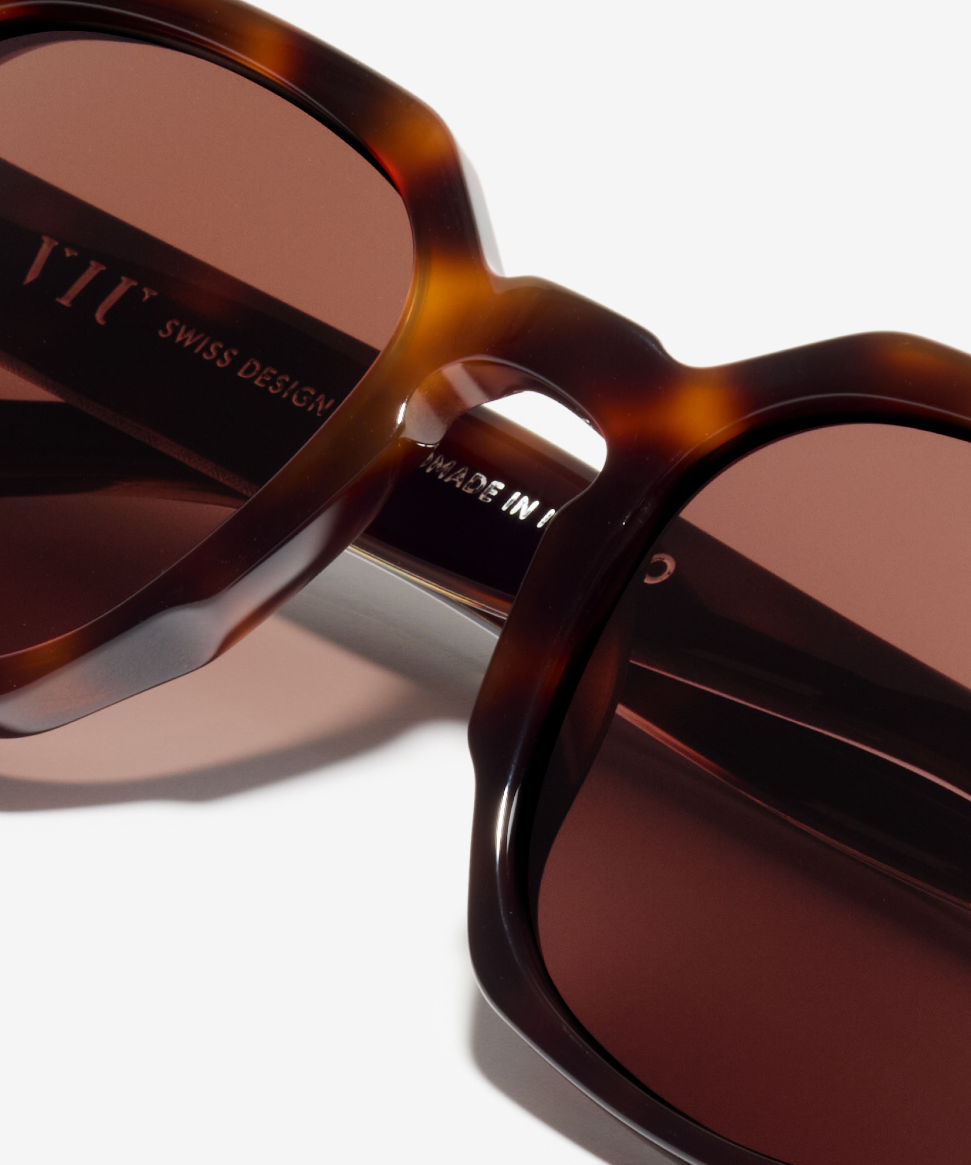 Detail-Bild der Sonnenbrille The Authentic in Farbe Cherrywood und Grösse Breit
