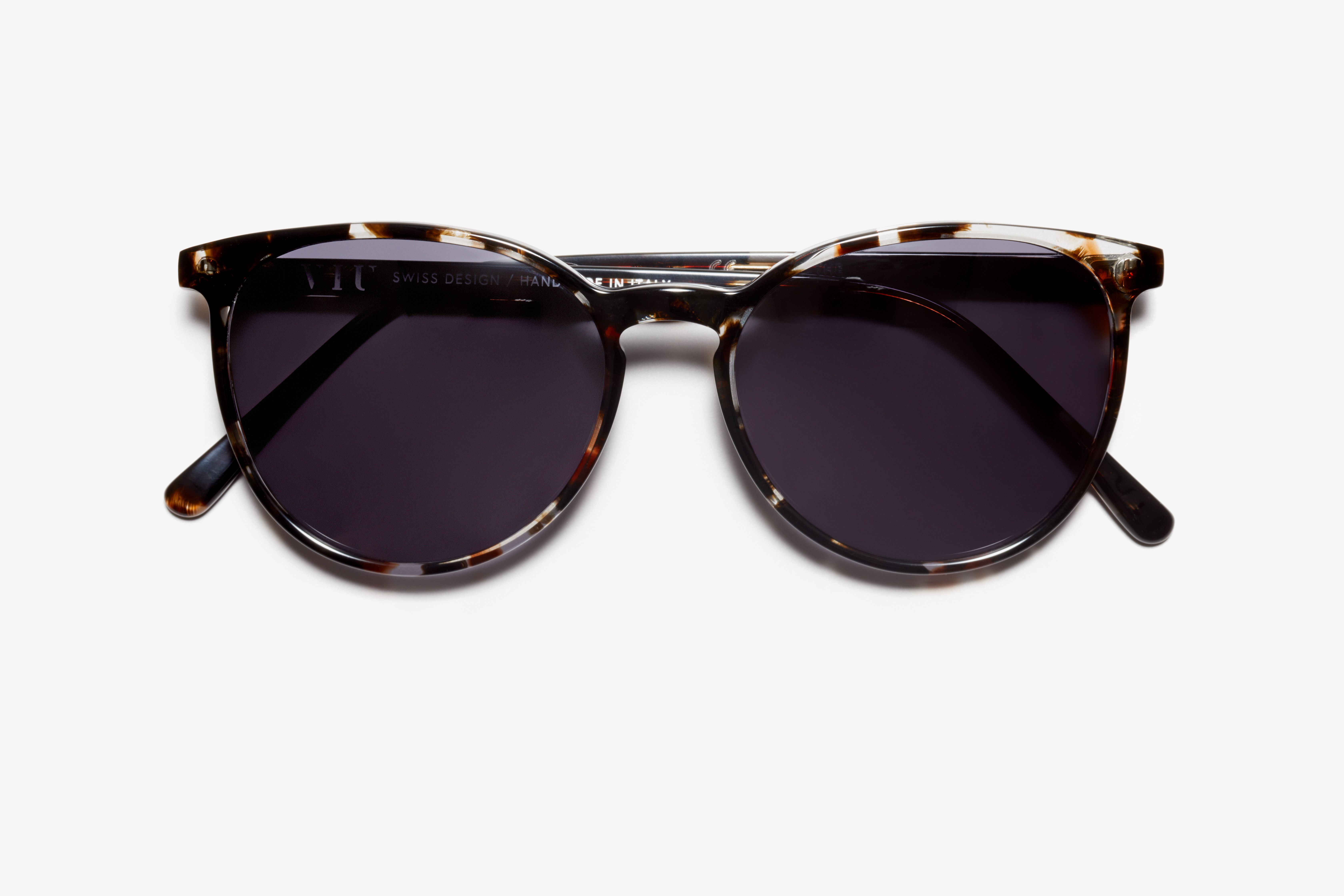 Front-Bild der Sonnenbrille The Caring in Farbe Berry Havana und Größe Mittel