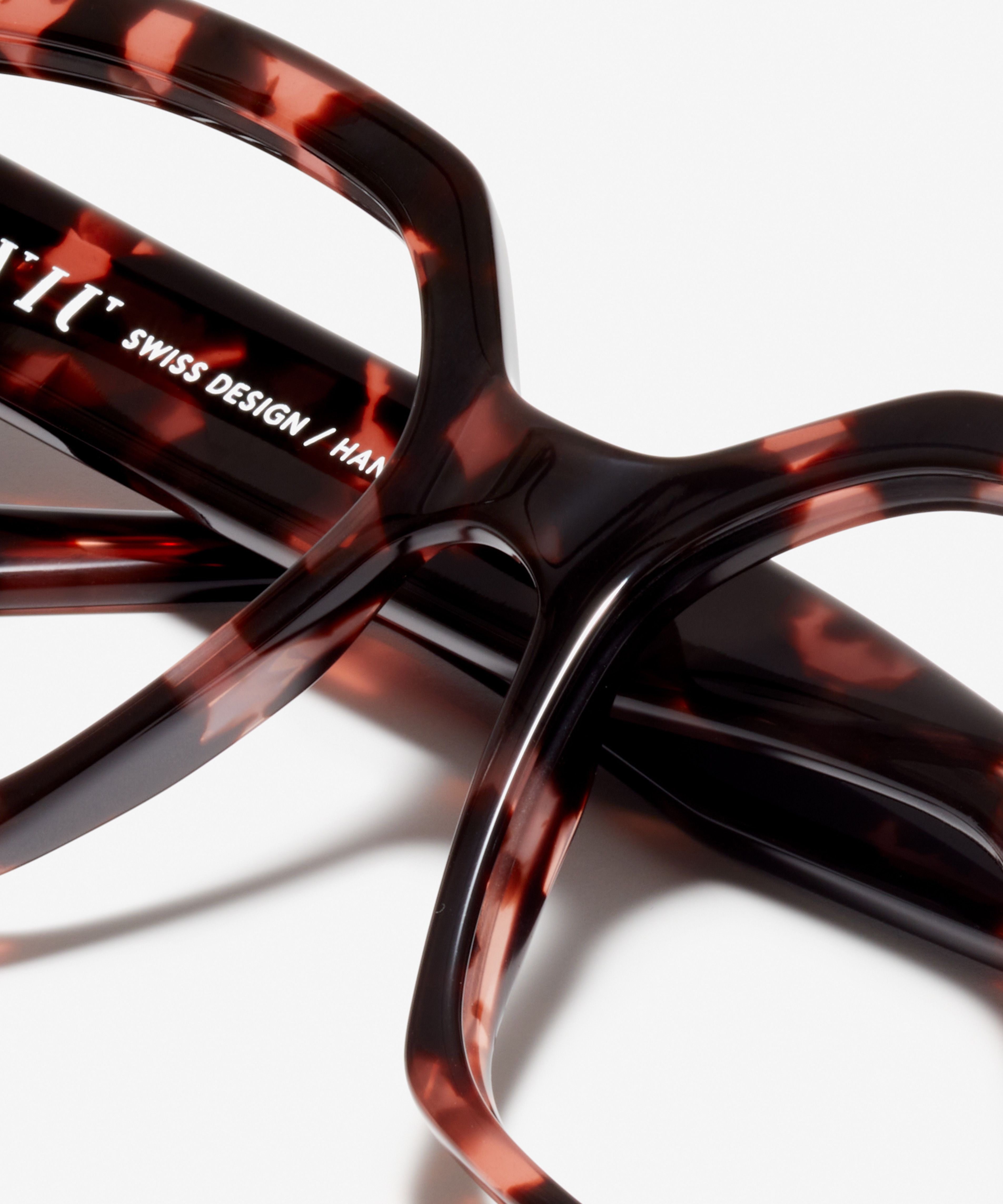 Detail image of the frame The Royal in colour Pink Havana and size Wide