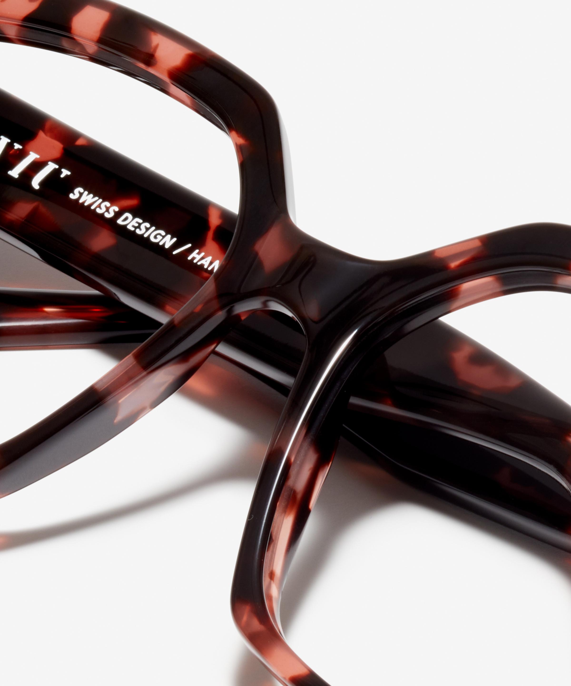 Detail image of the frame The Royal in colour Pink Havana and size Wide