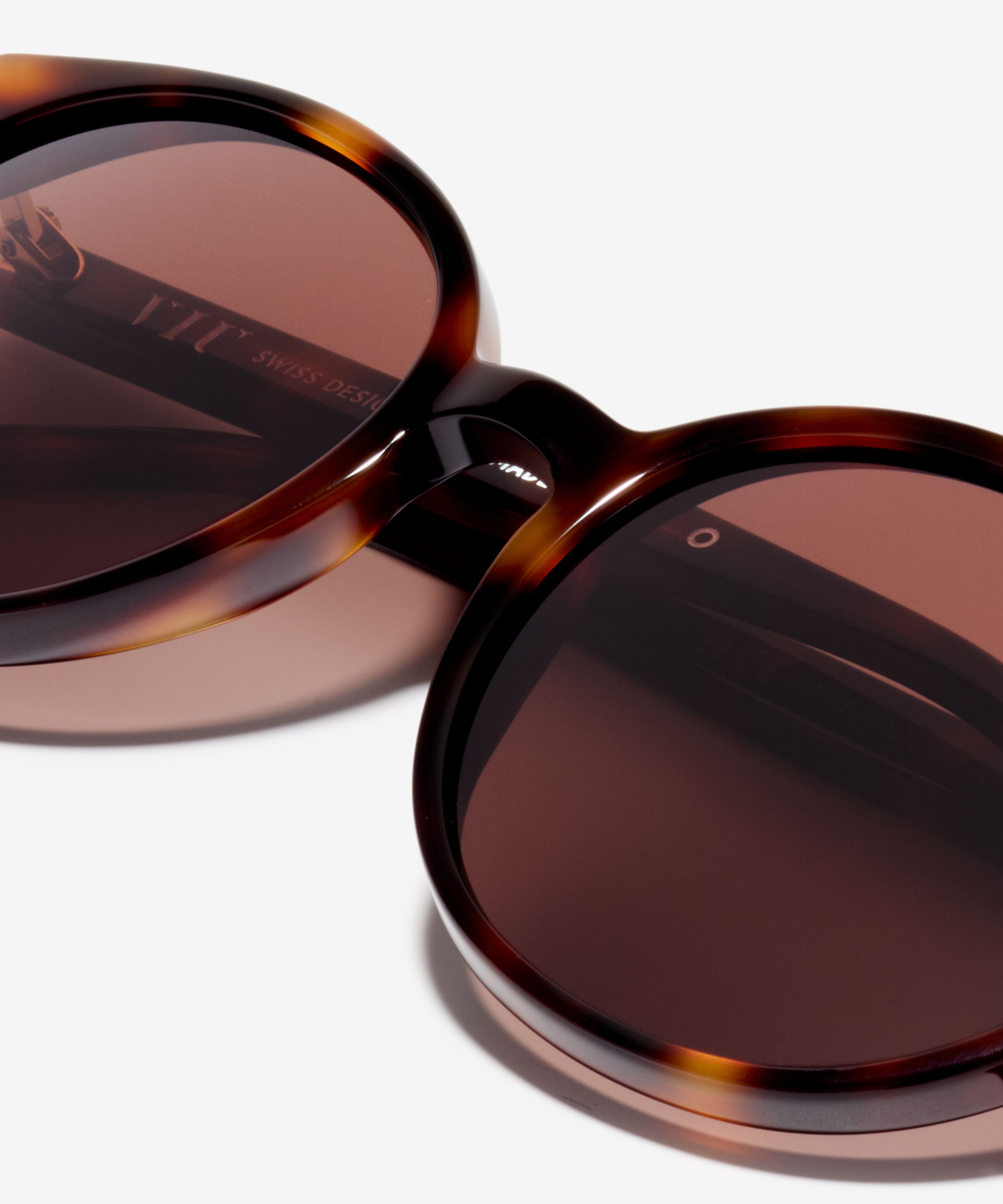 Detail image of the sunglasses The Academic in colour Cherrywood and size Narrow