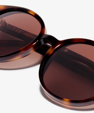 Detail-Bild der Sonnenbrille The Academic in Farbe Cherrywood und Größe Schmal