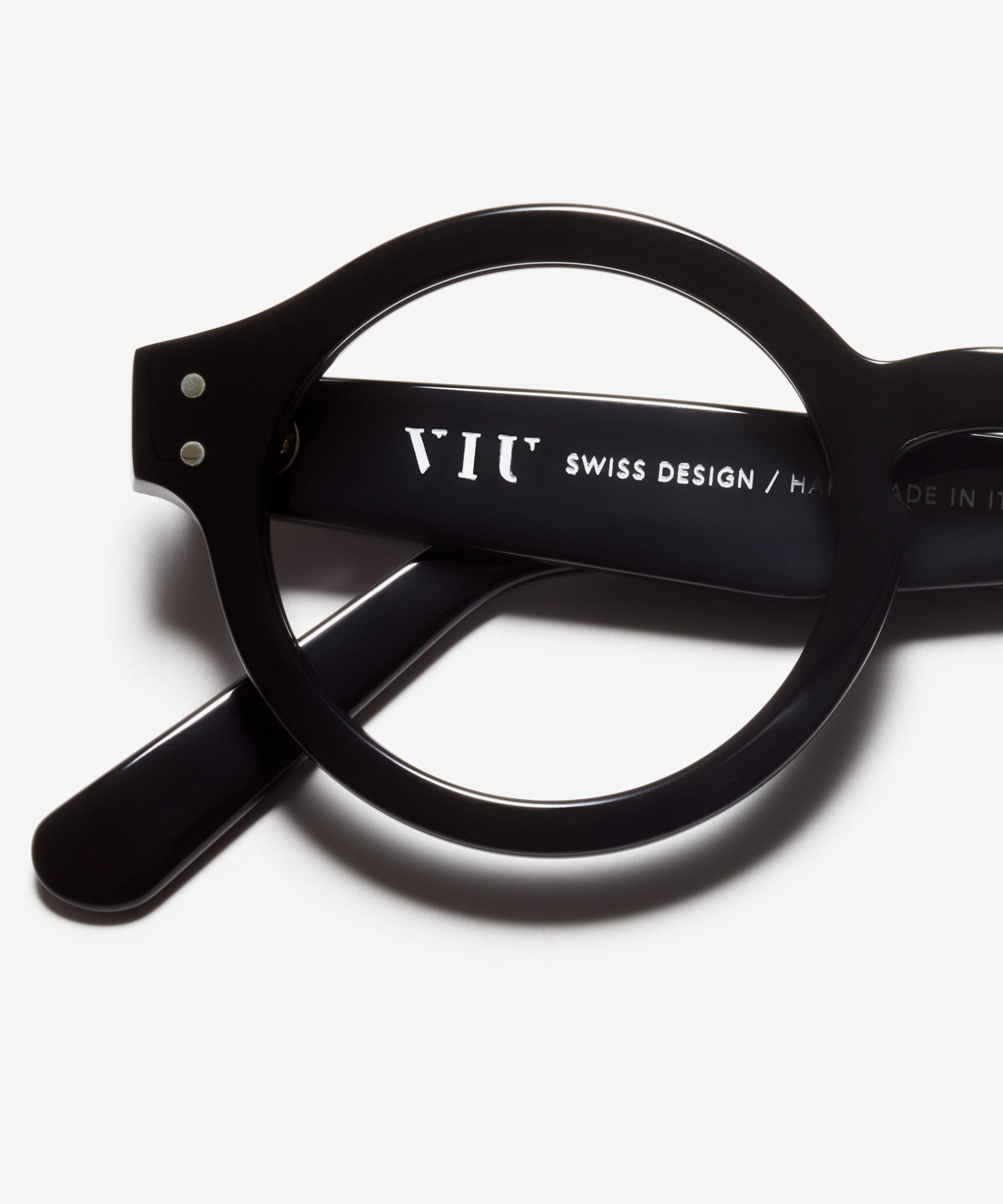 Detail-Bild der Brille The Literary in Farbe Black und Größe Mittel