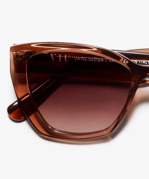 Detail image of the sunglasses The Spark in colour Rose Tan and size Medium