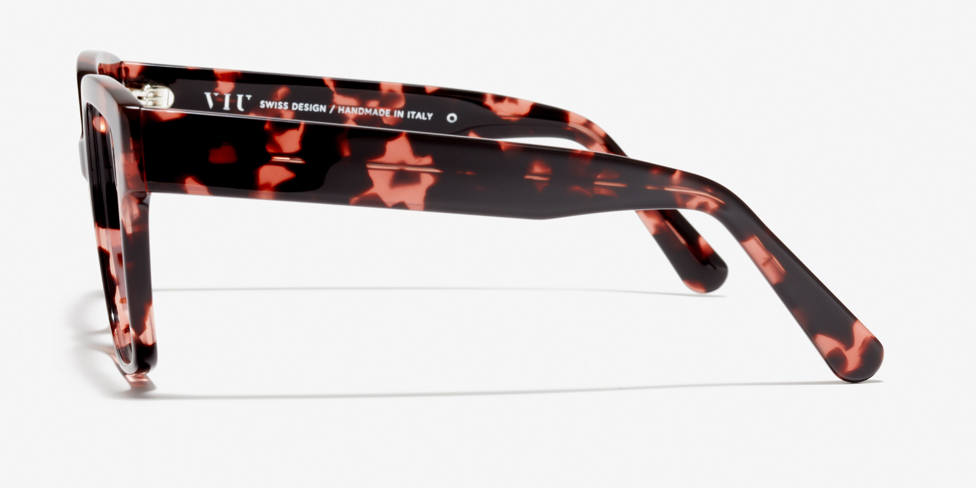 Side image of the frame The Royal in colour Pink Havana and size Wide
