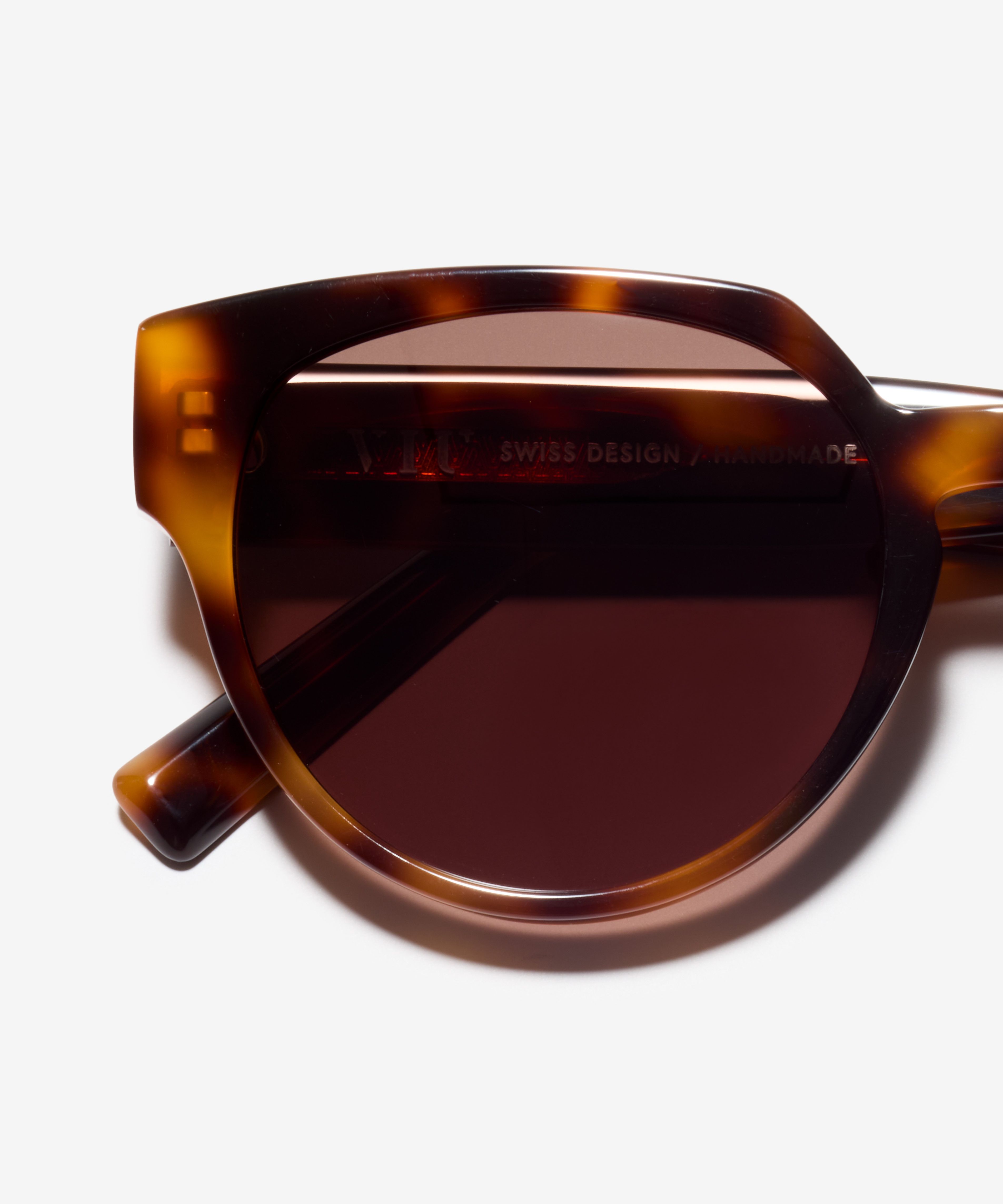 Image Détail de la paire de lunettes de soleil The Chic en couleur Cherrywood et taille Moyens