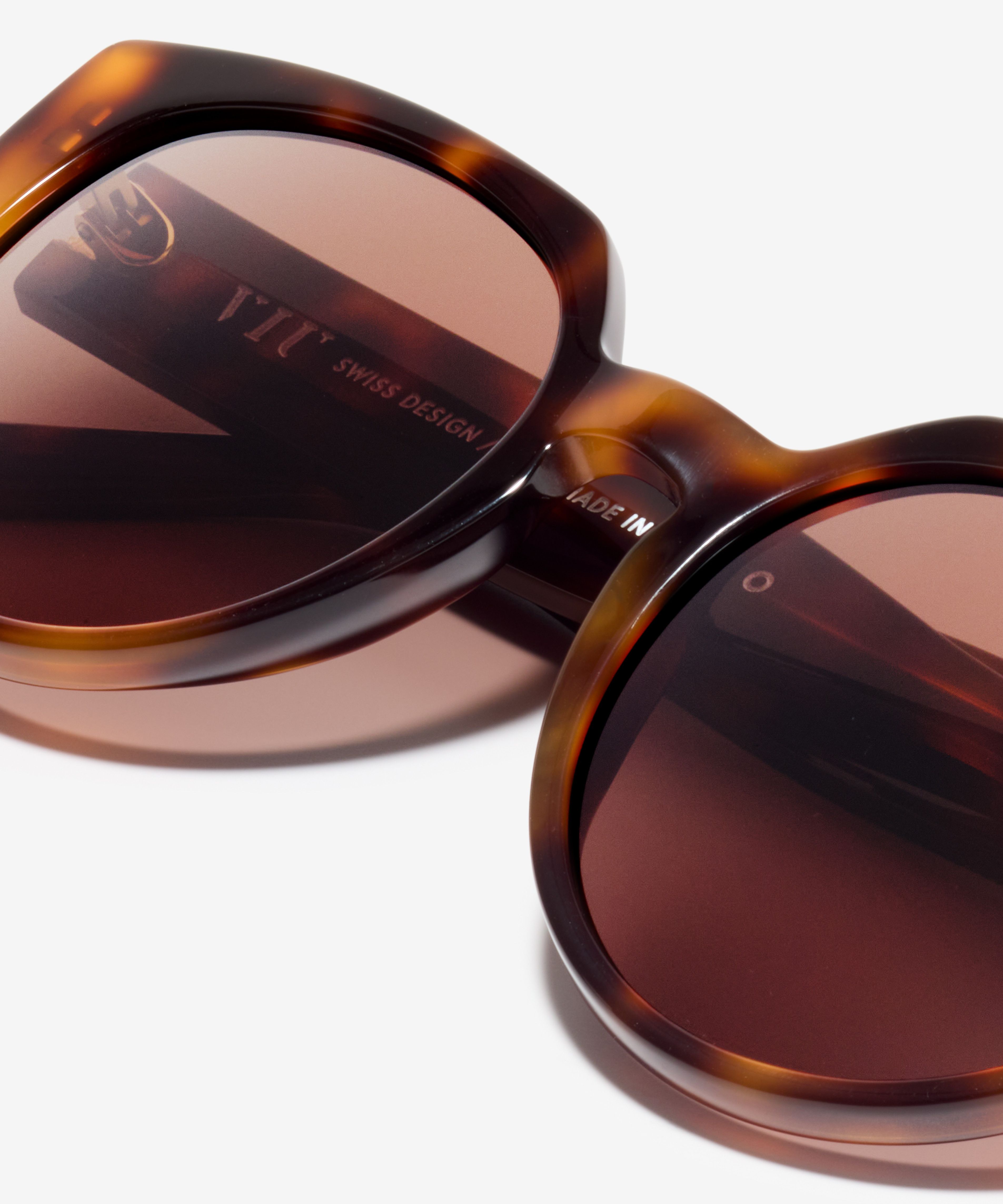 Image Détail de la paire de lunettes de soleil The Chic en couleur Cherrywood et taille Moyens