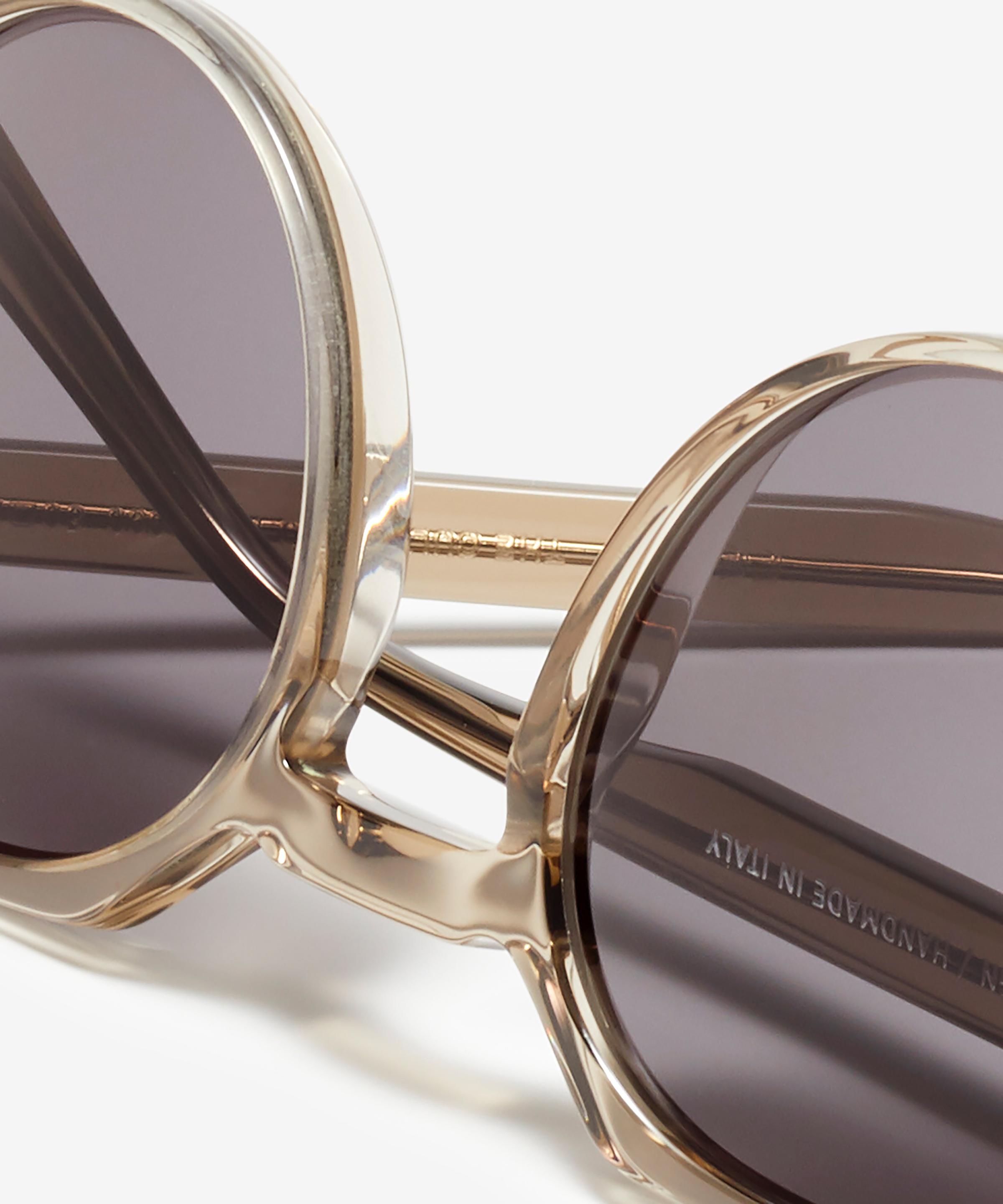 Detail image of the sunglasses The Cultivated in colour Stone Grey Transparent and size Medium