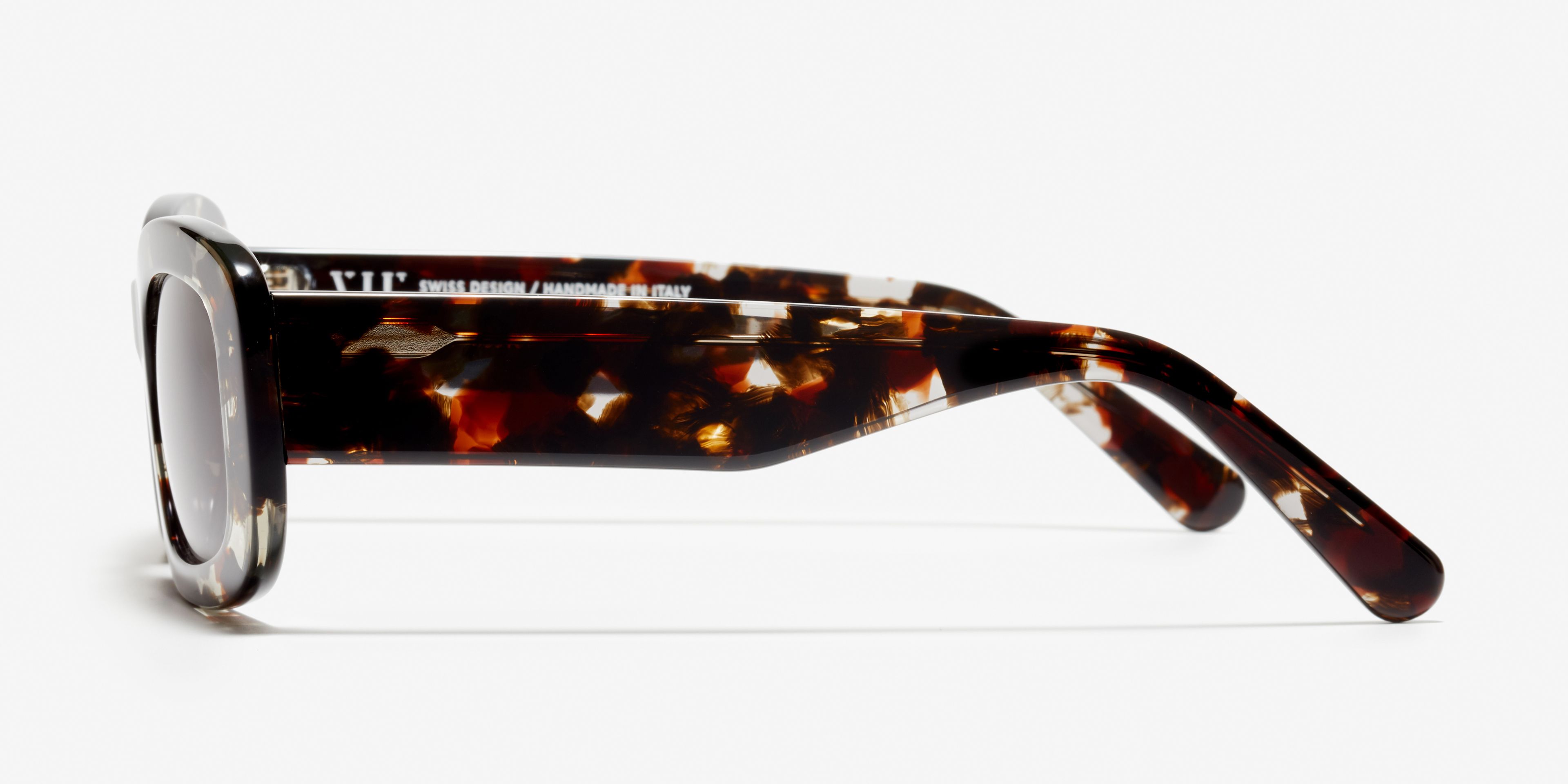 Side image of the sunglasses The Posh in colour Berry Havana and size Wide