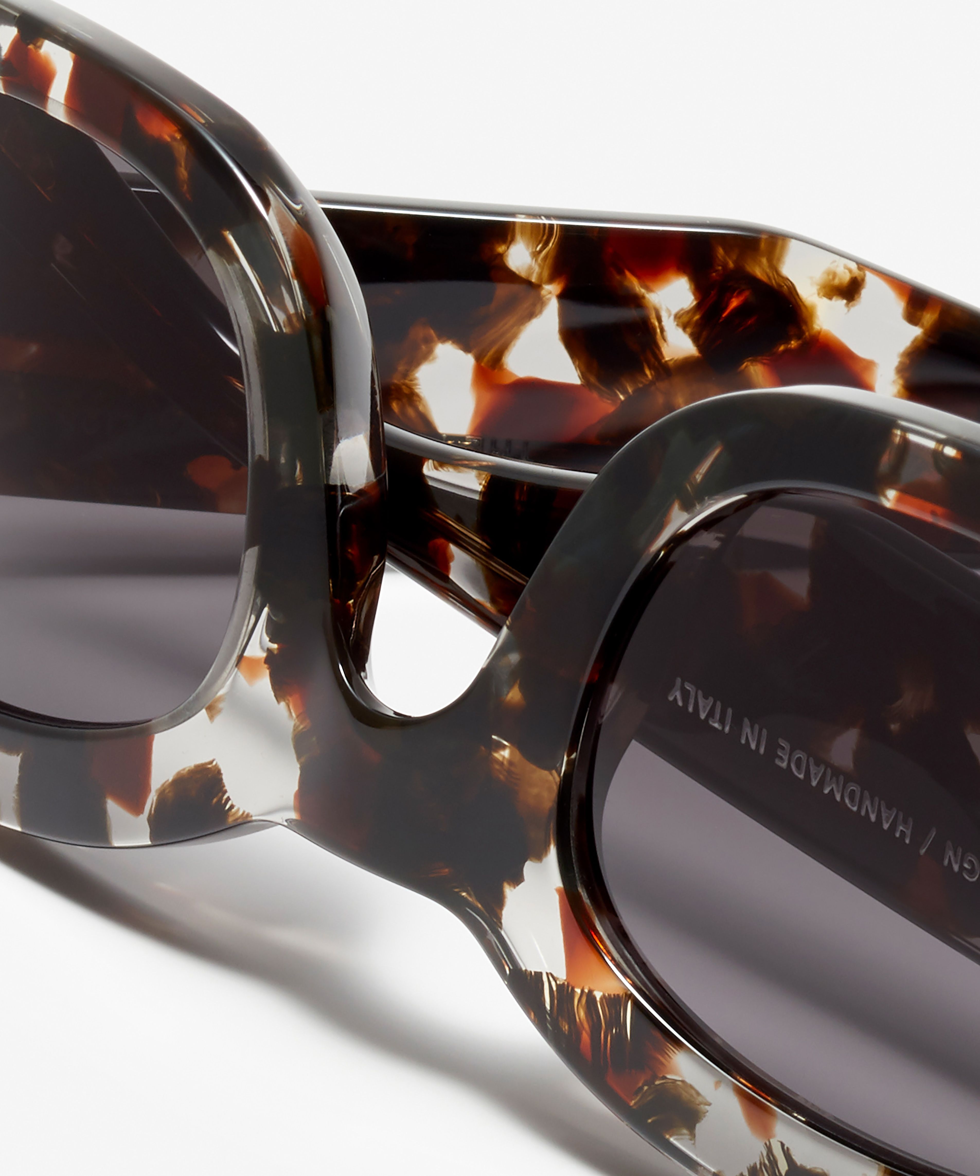 Detail image of the sunglasses The Posh in colour Berry Havana and size Wide