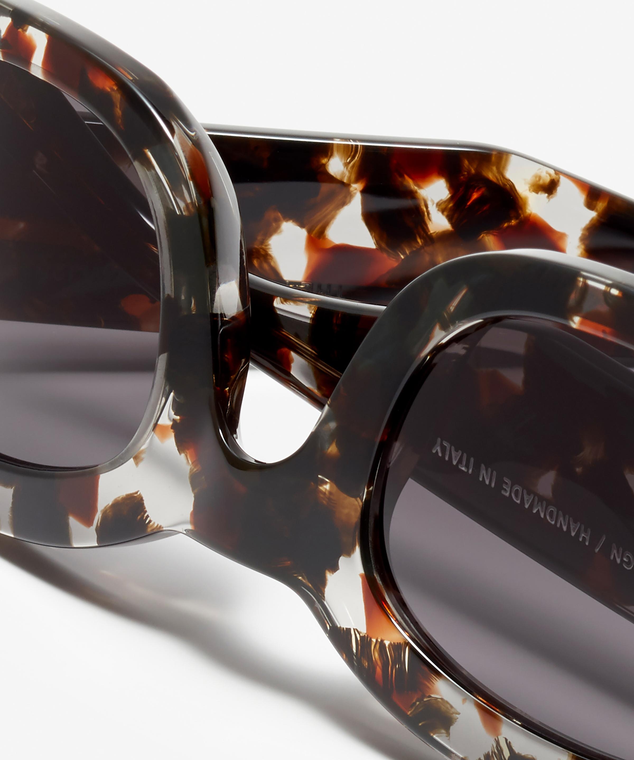 Detail image of the sunglasses The Posh in colour Berry Havana and size Wide