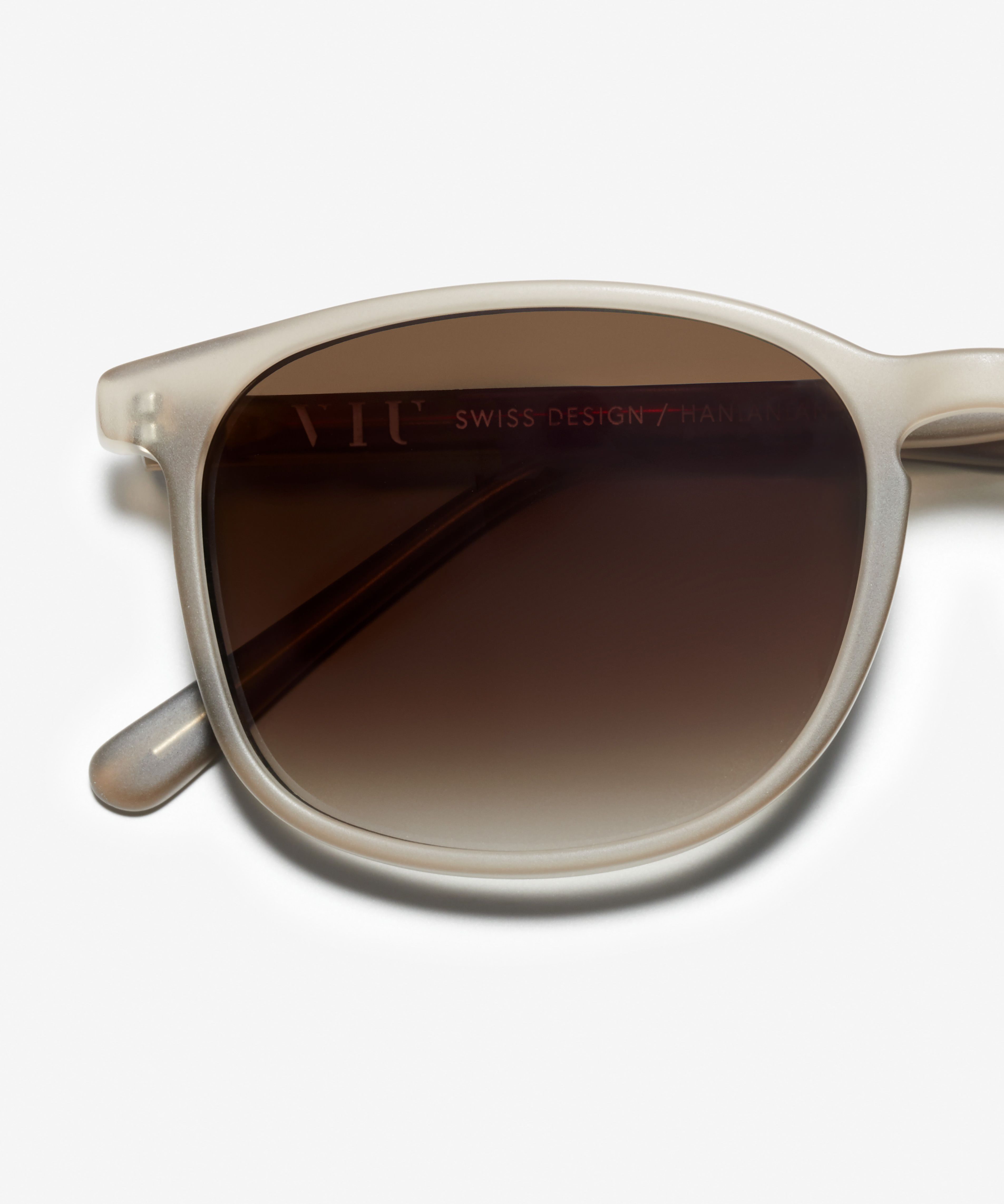 Detail image of the sunglasses The Polished in colour Stone Grey Transparent and size Wide