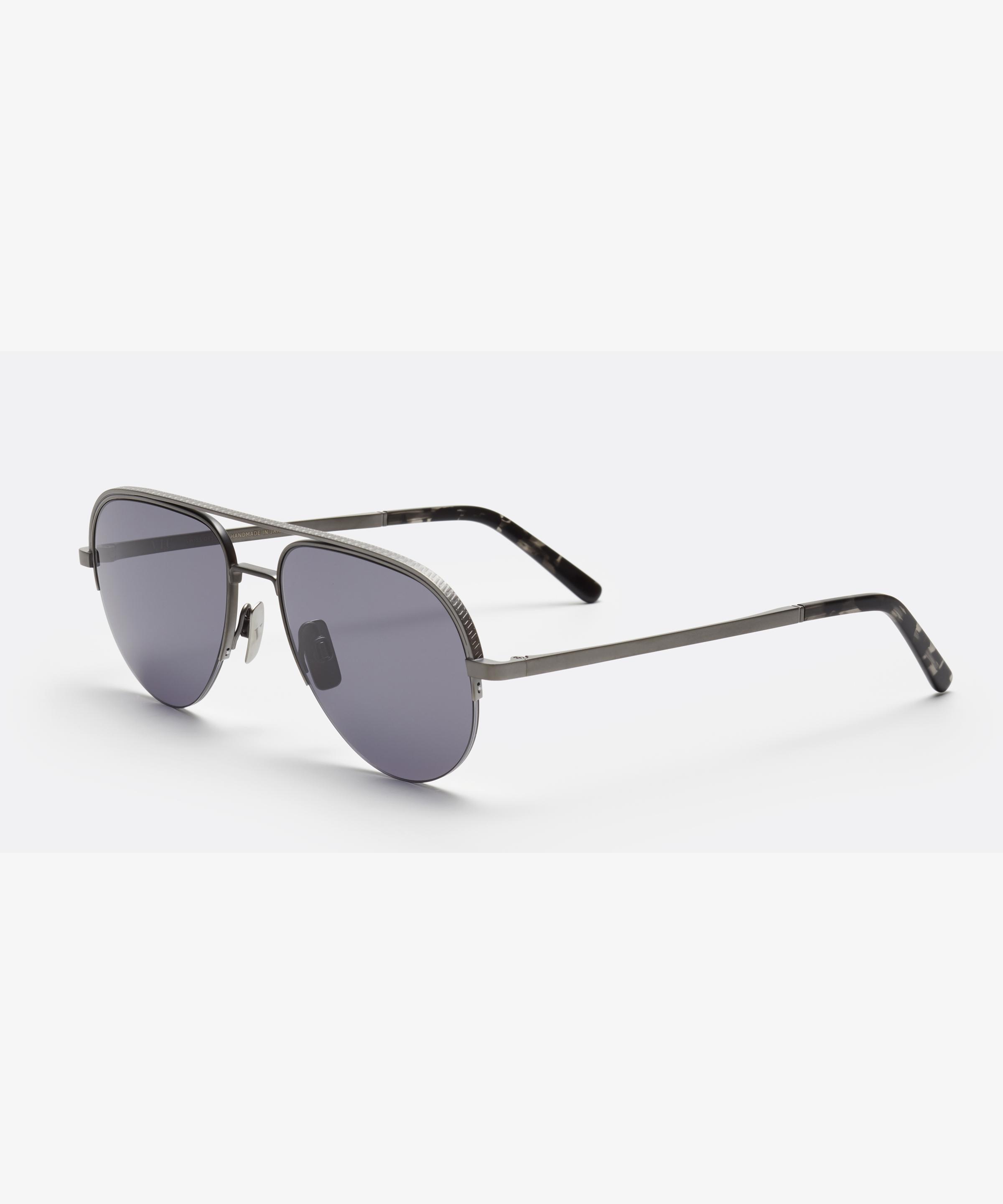 Angle image of the sunglasses The Nomad in colour Gunmetal and size Wide