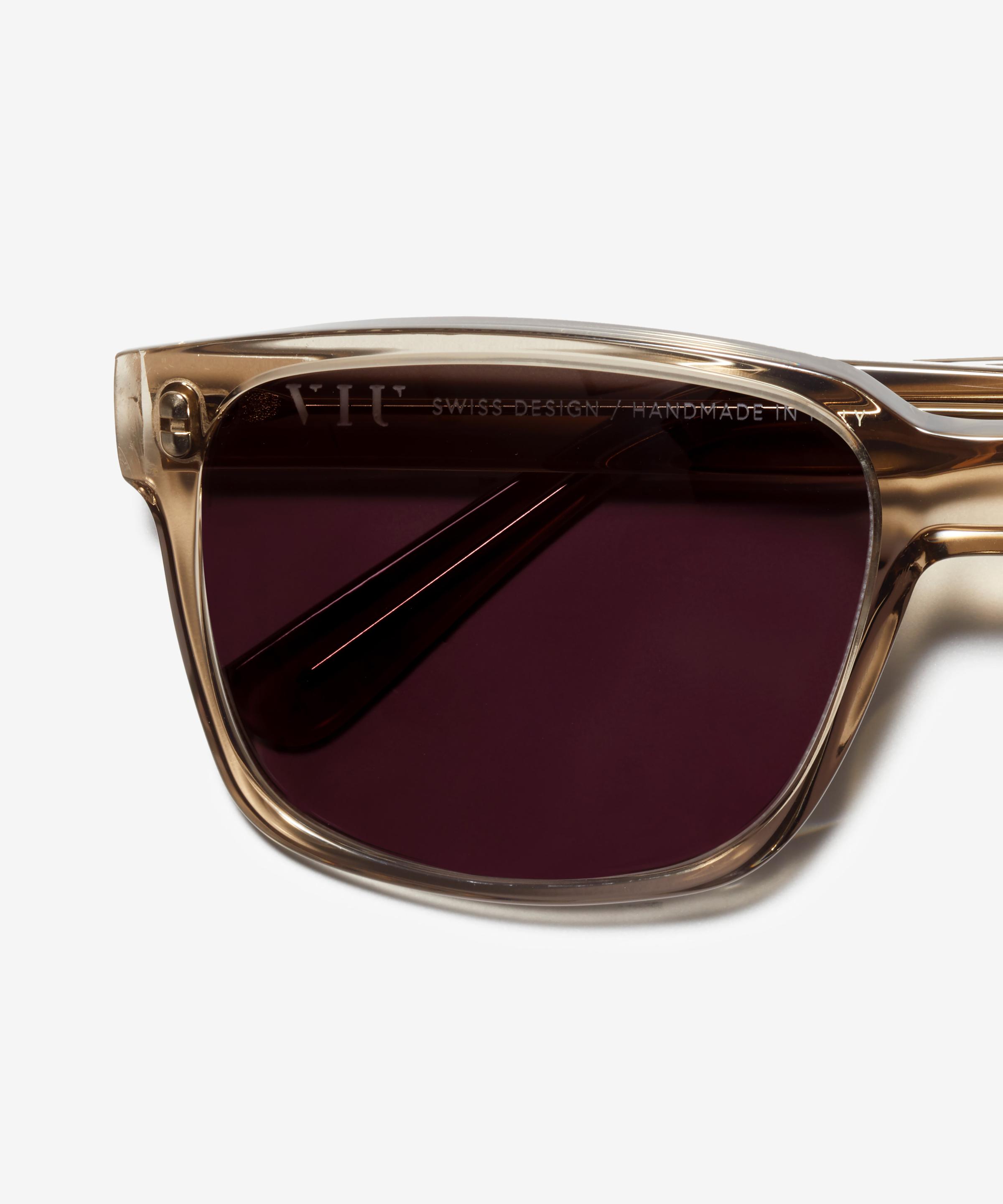 Detail-Bild der Sonnenbrille The Rational in Farbe Stone Grey Transparent und Grösse Breit