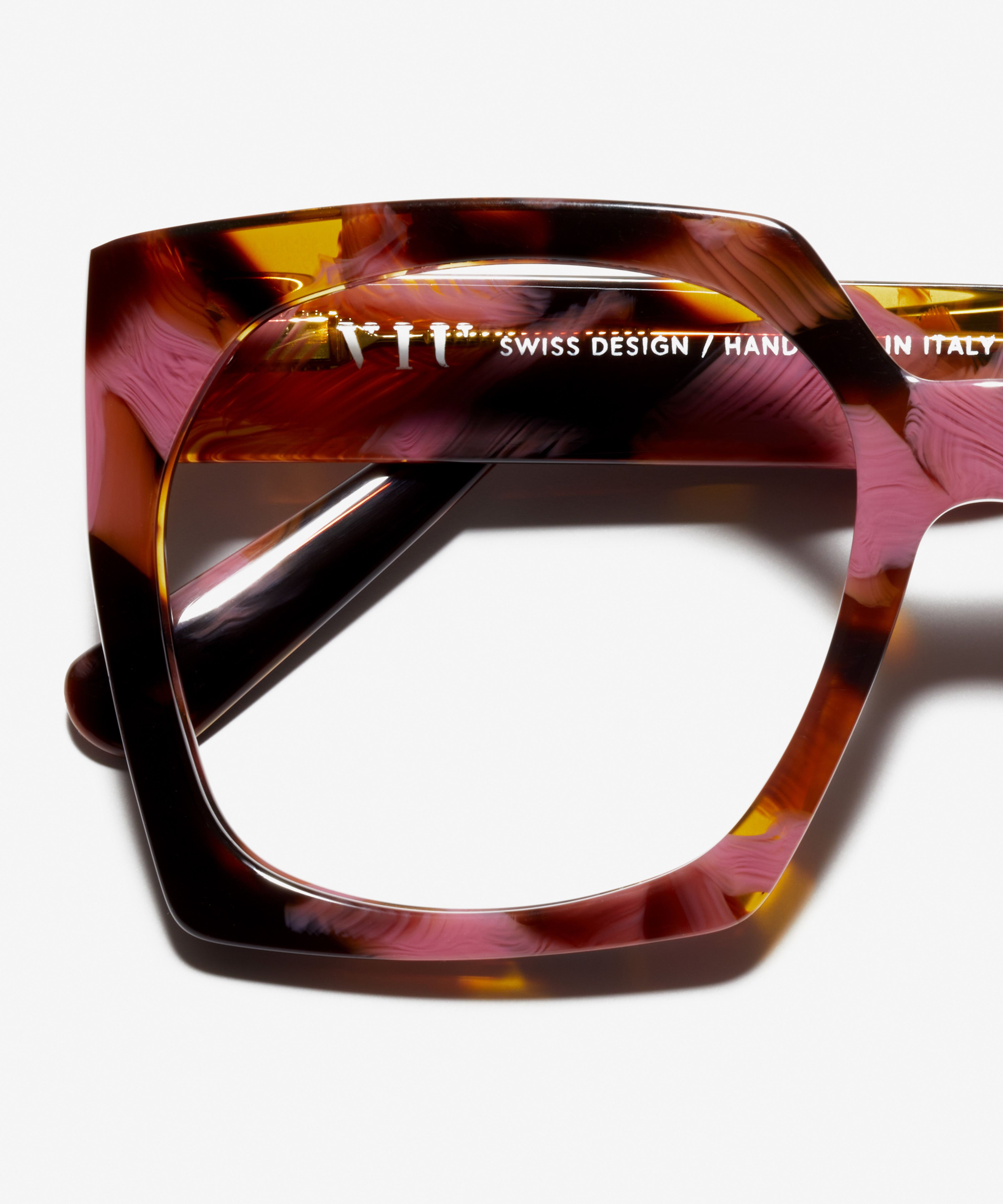 Detail image of the frame The Daring in colour Plum Tortoise and size Medium