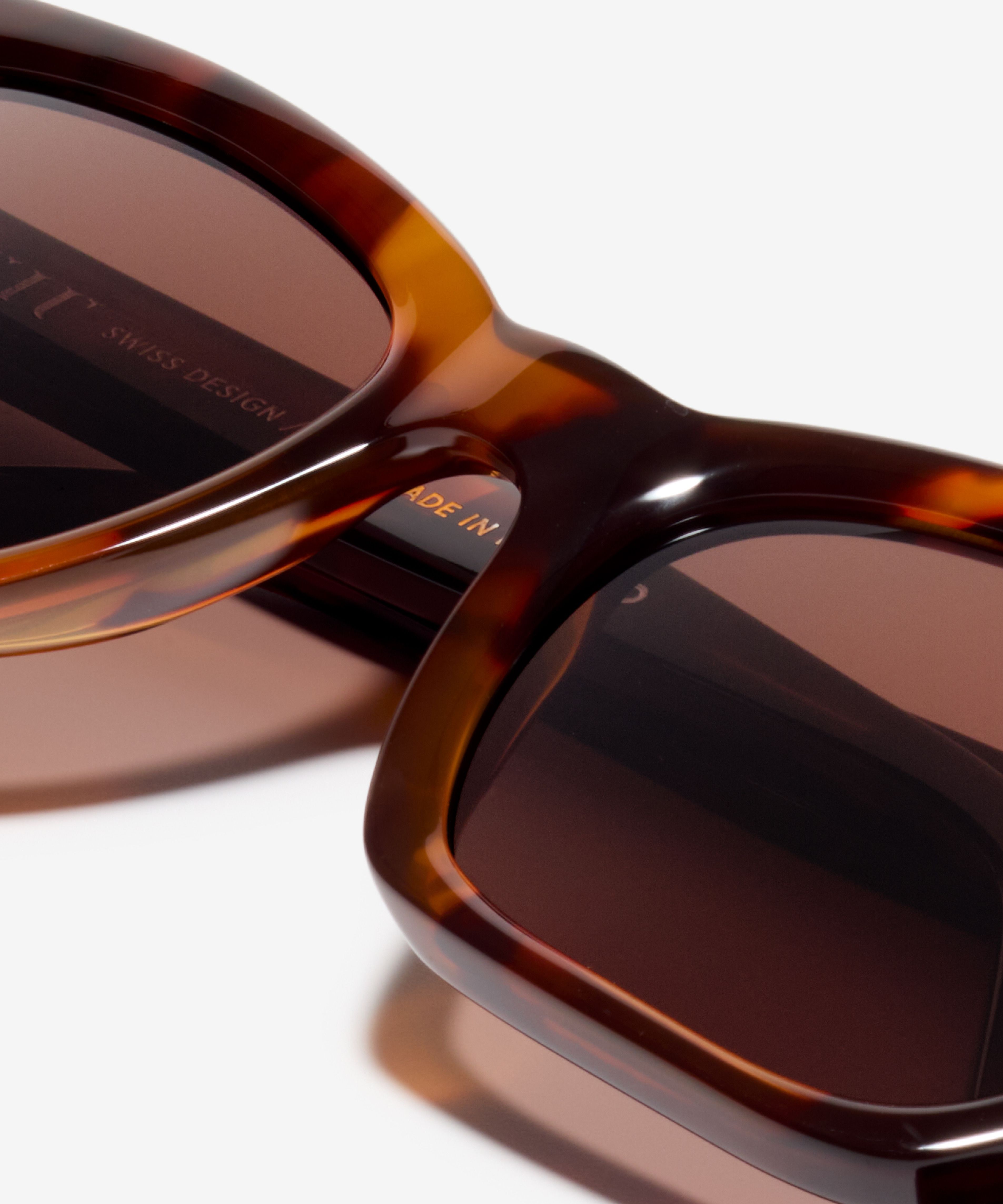 Detail image of the sunglasses The Shade in colour Wood Havana and size Wide