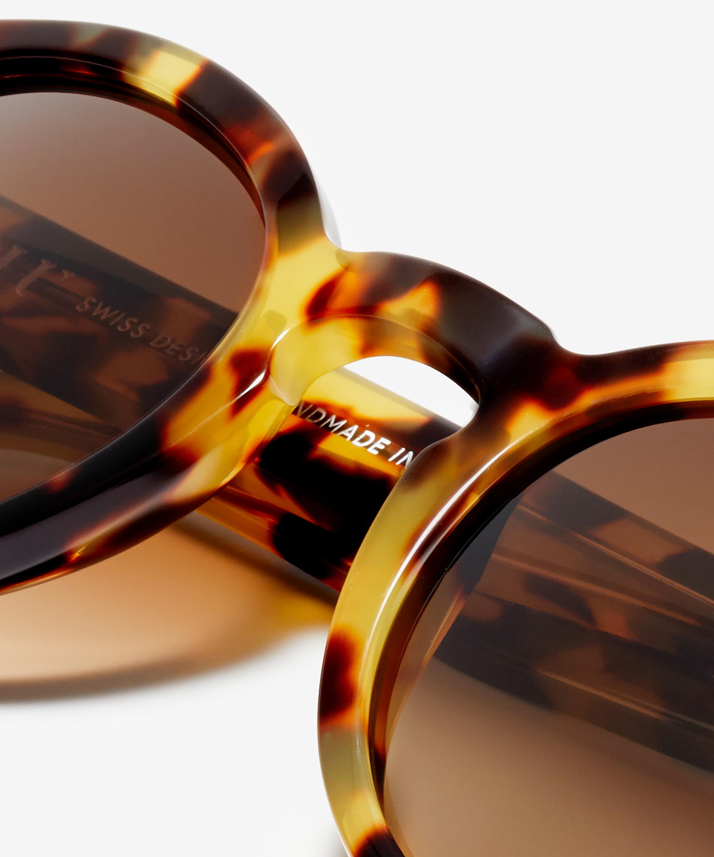 Detail image of the sunglasses The Definite in colour Gold Tortoise and size Medium