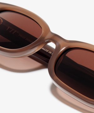 Seite-Bild der Sonnenbrille The Shameless in Farbe Milky Mocha und Größe Breit