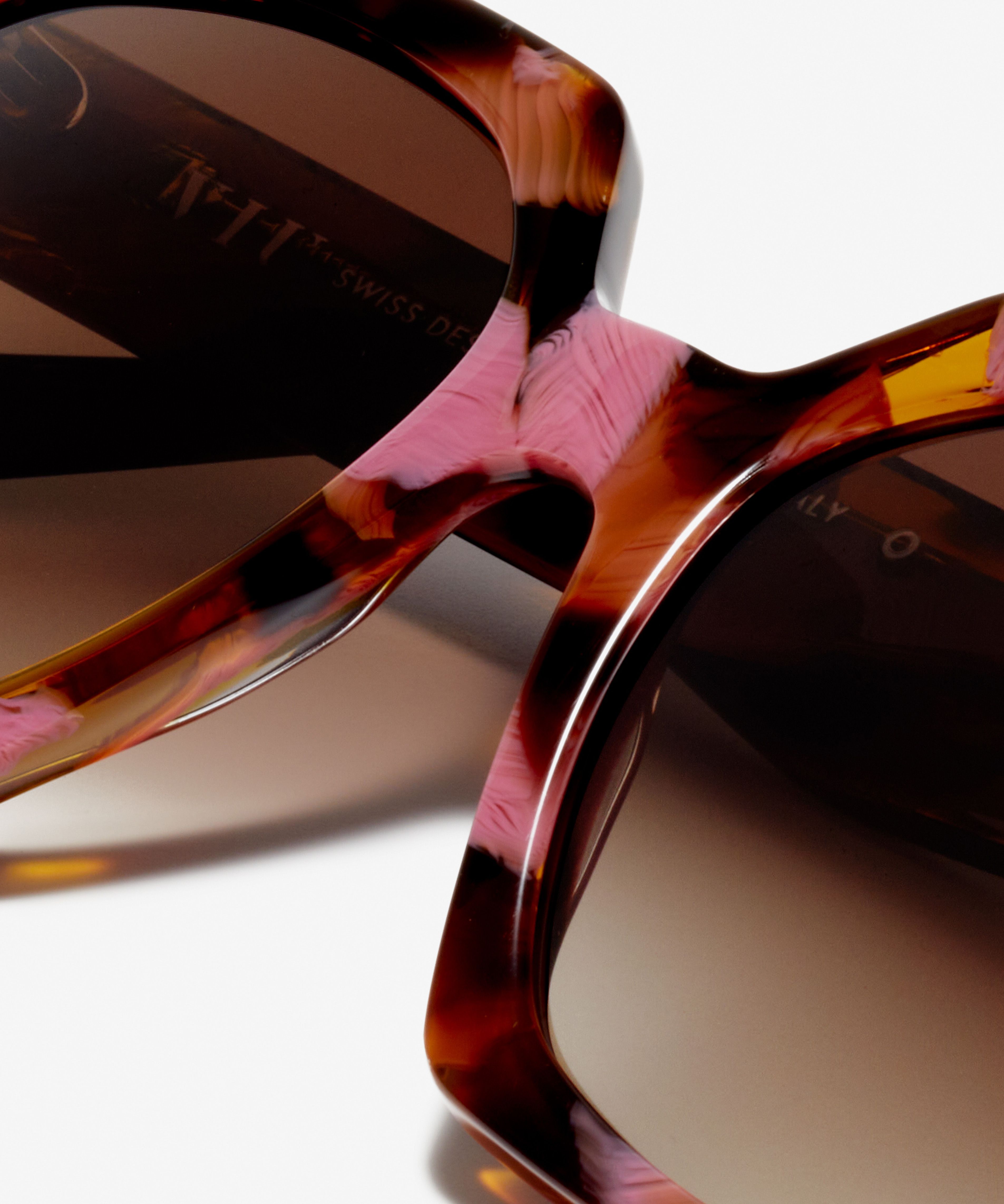 Detail image of the sunglasses The Daring in colour Plum Tortoise and size Medium